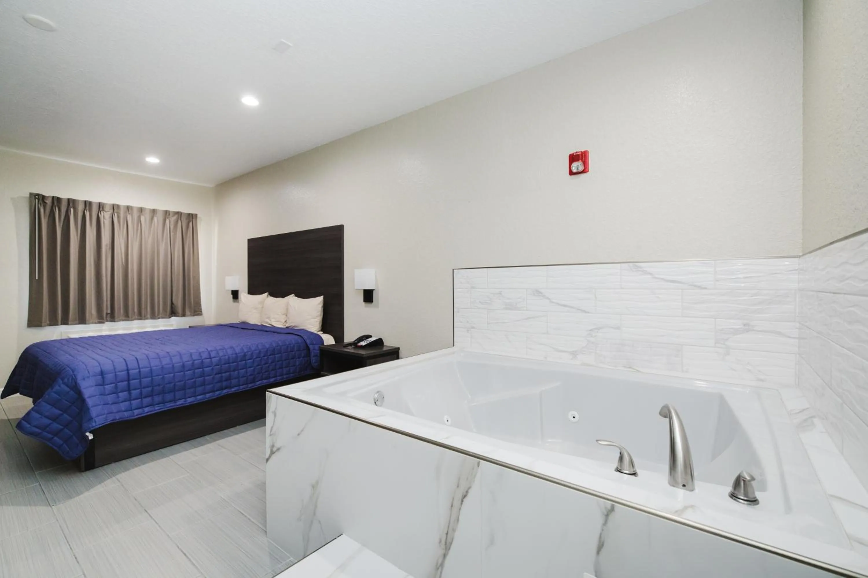 Bed in Winchester Inn and Suites Humble/IAH/North Houston