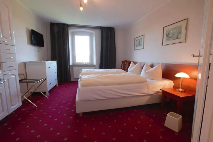 Bed in Historik Hotel Goldener Hirsch Rothenburg