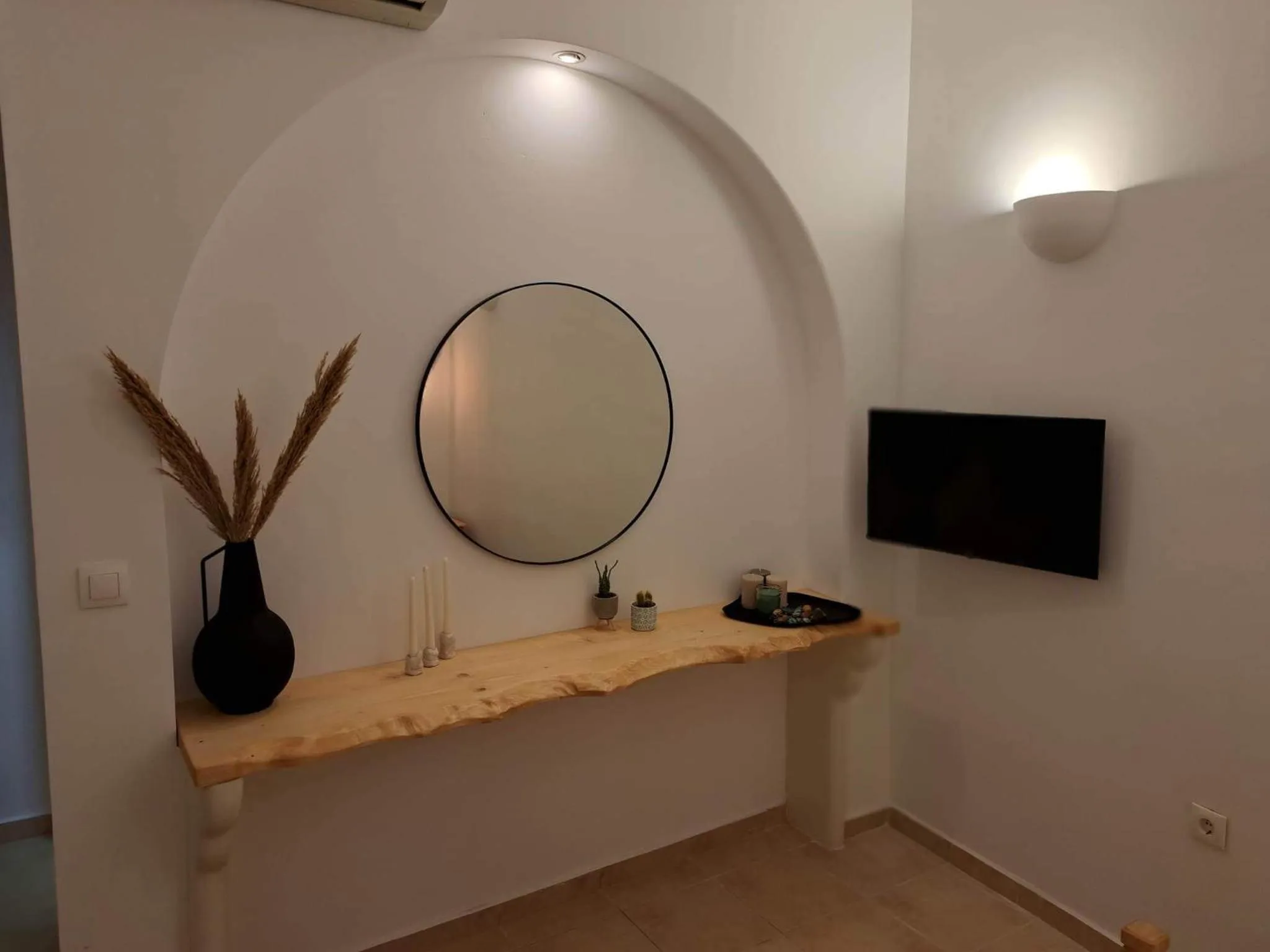 TV and multimedia in Amerisa Suites & Villa