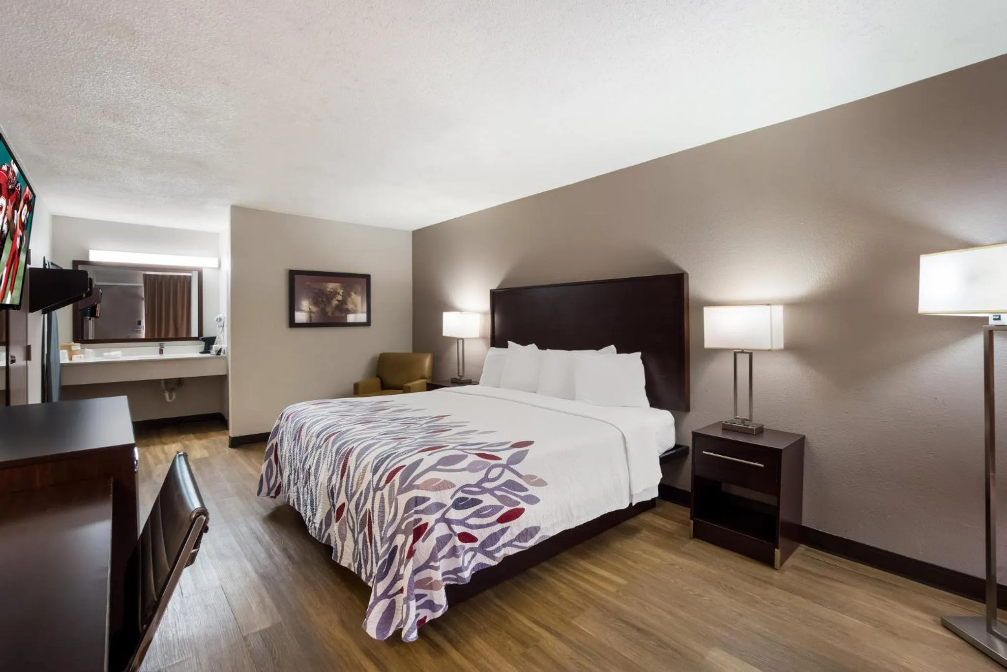 Bedroom, Bed in Red Roof Inn Columbia, SC Airport