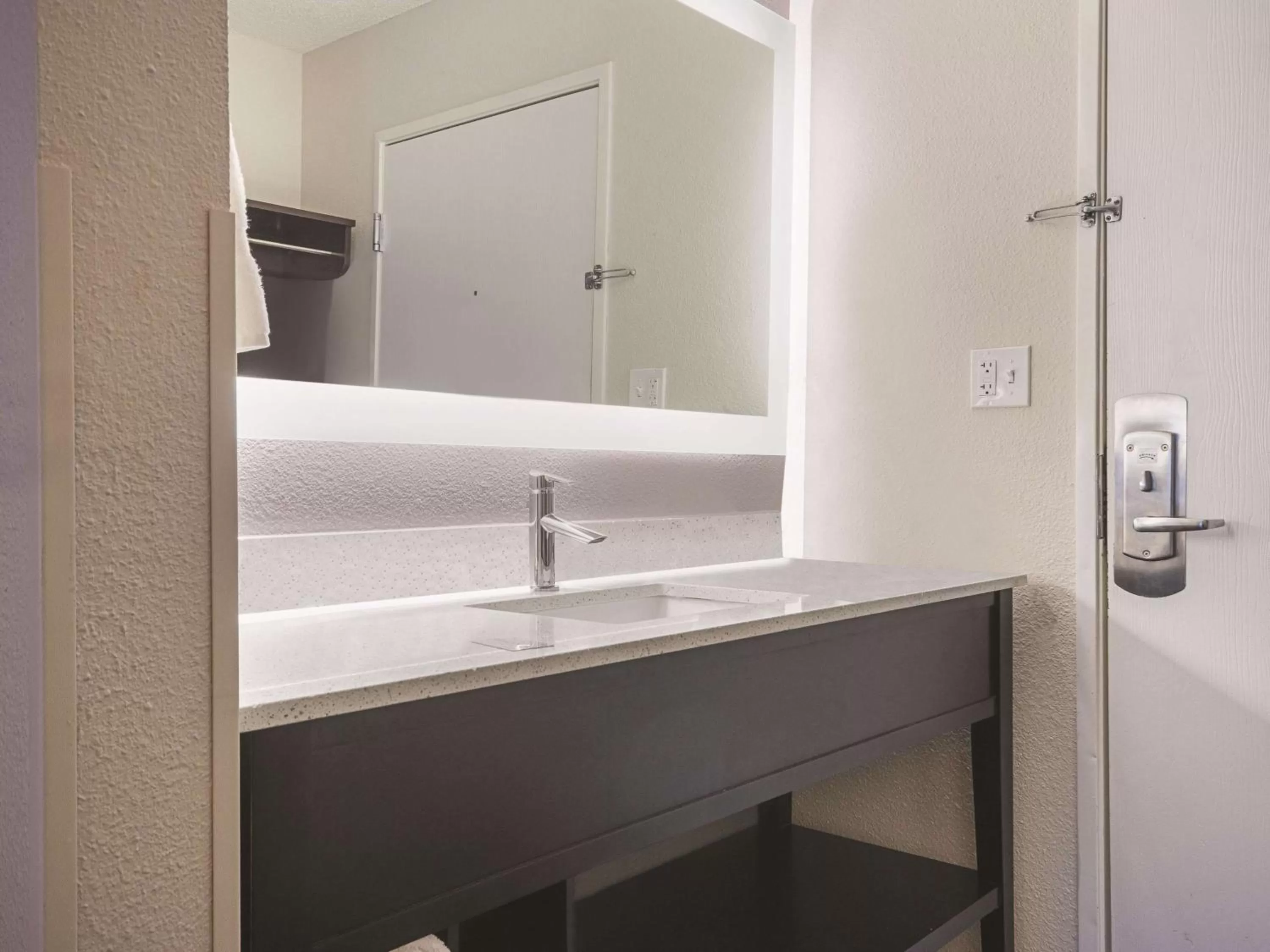 Photo of the whole room in La Quinta by Wyndham Hartford Bradley Airport