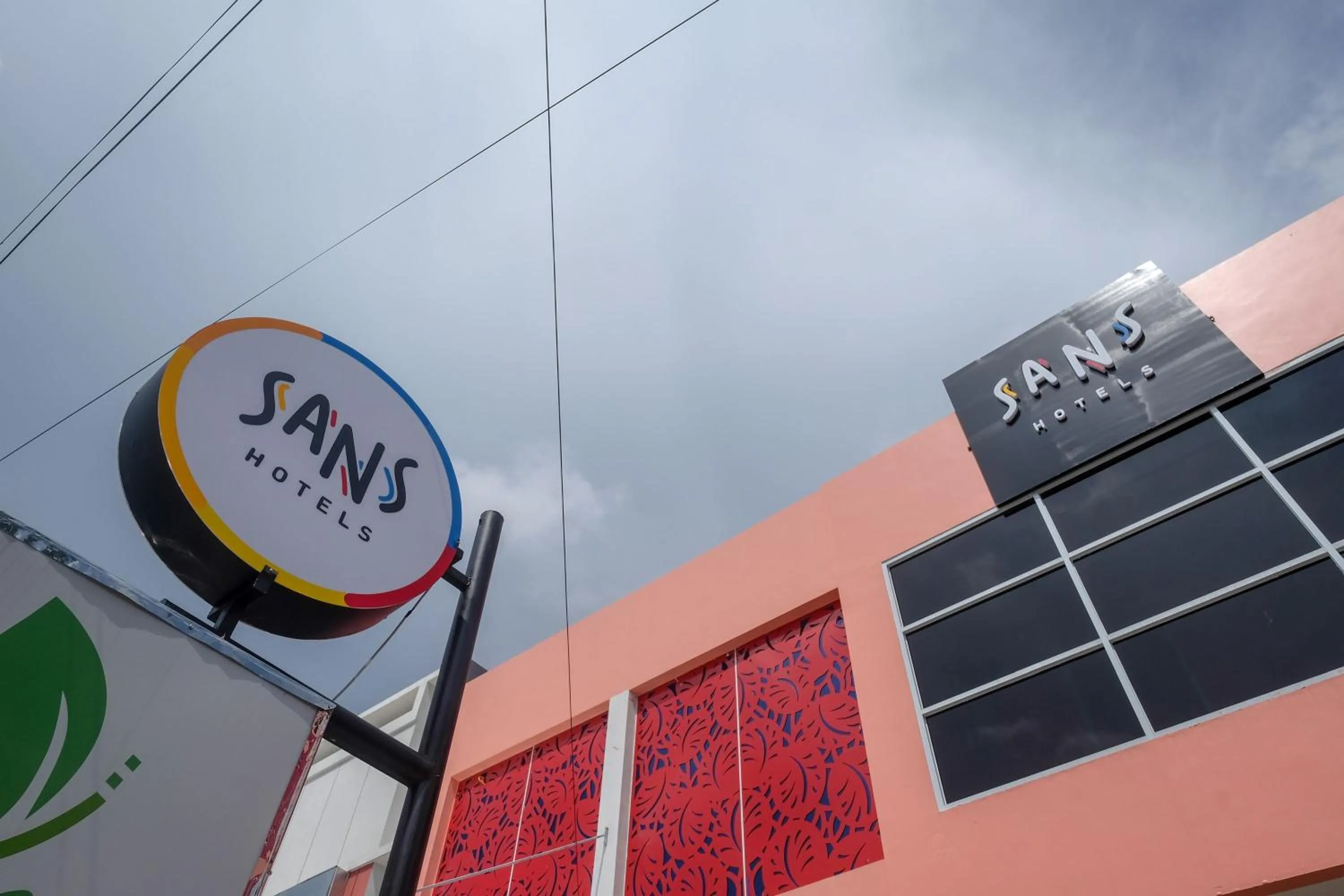 Property logo or sign in Sans Hotel Tiga Putri Semarang by RedDoorz