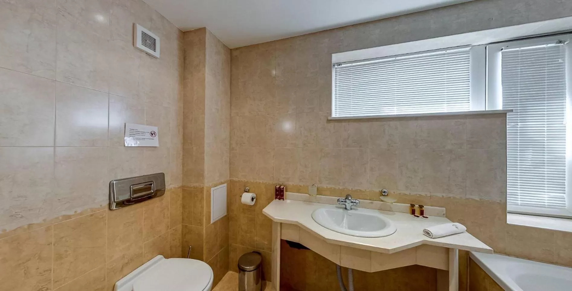 Bathroom in Troyan Plaza Hotel
