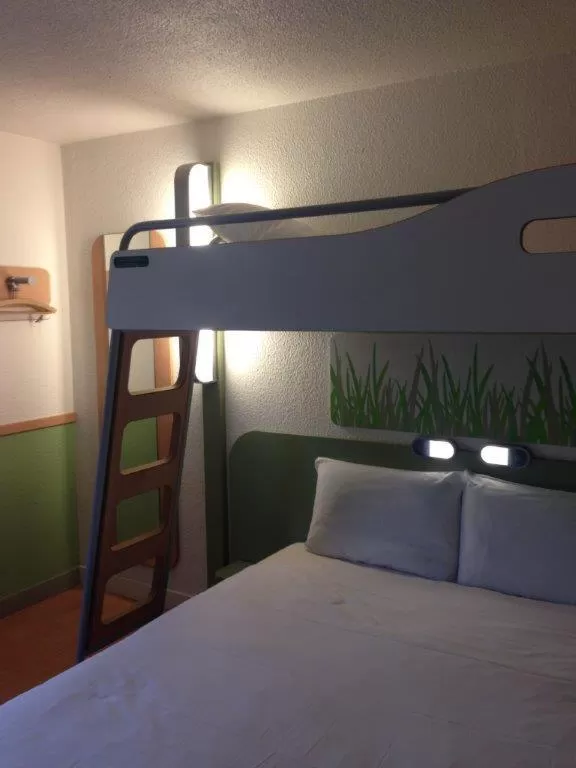 bunk bed, Bed in Ibis Budget Rambouillet
