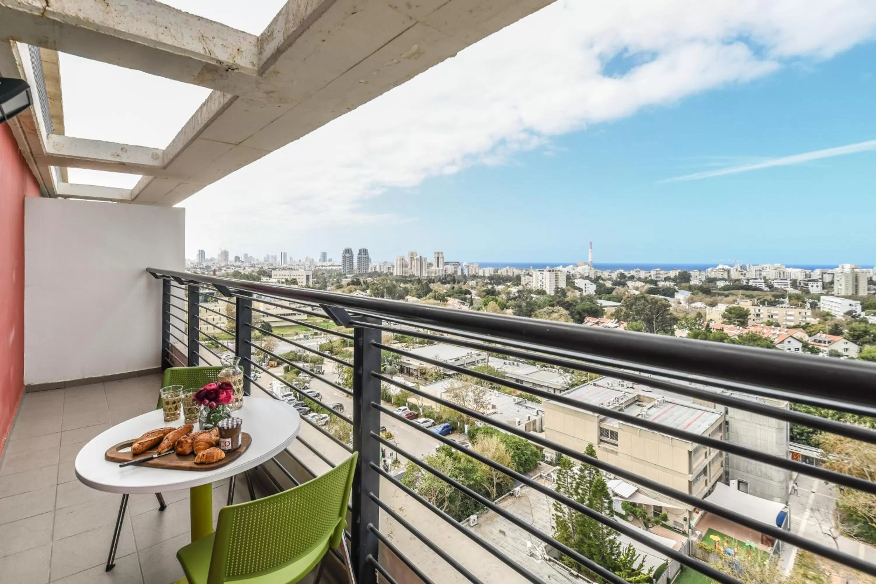 Patio in דירות גני תערוכה - TLV university apartments near Expo by Sea N' Rent