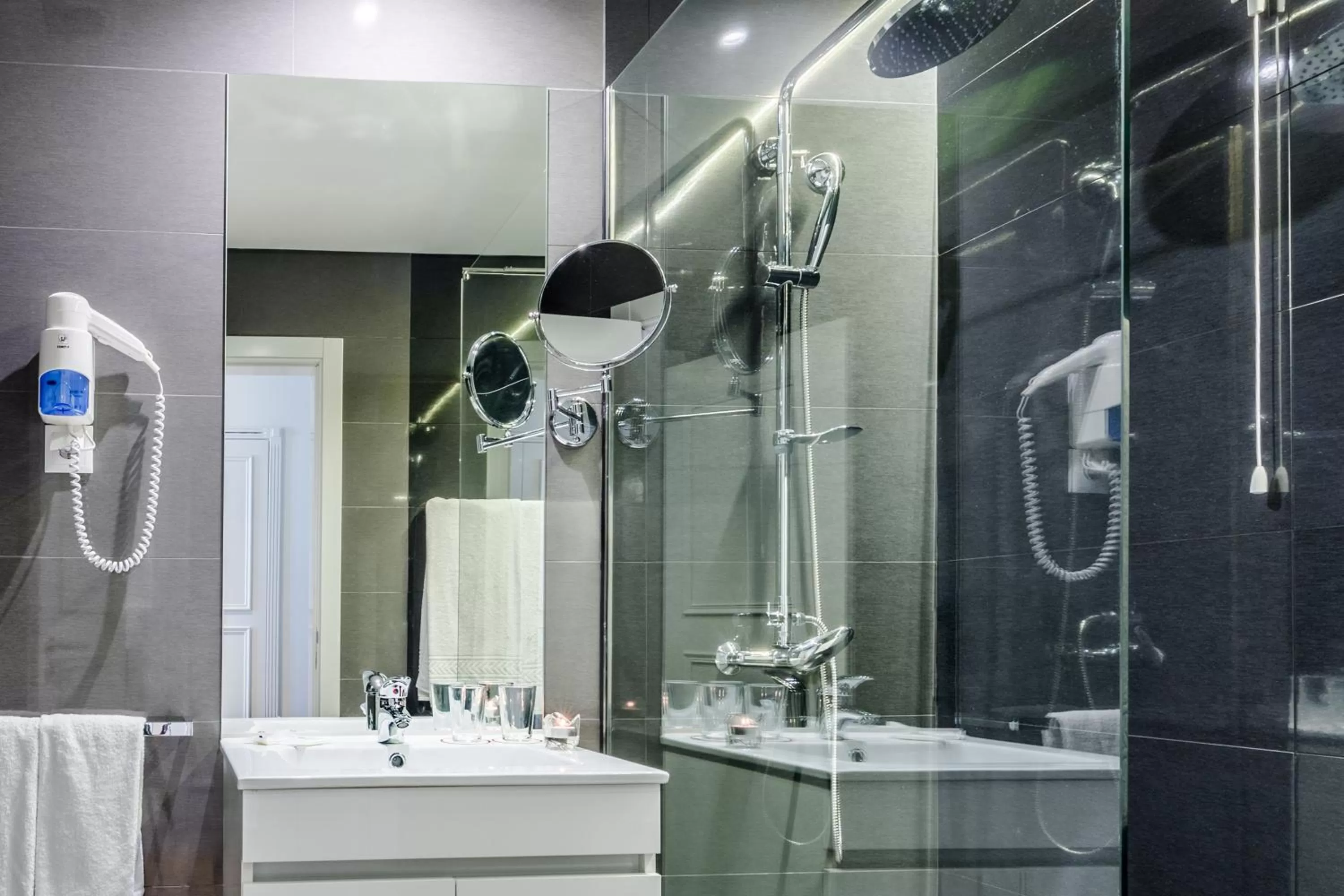 Shower in Luna Hotel Turismo