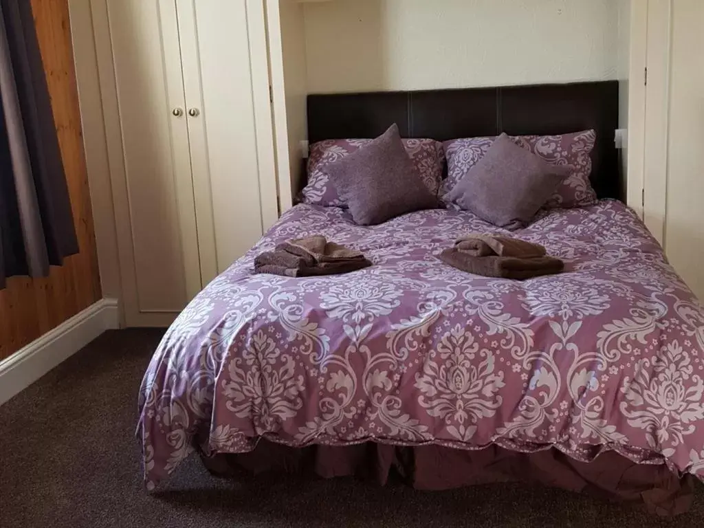 Double Room with Shared Bathroom in Royal Oak Double Room with Shared Bathroom in Royal Oak