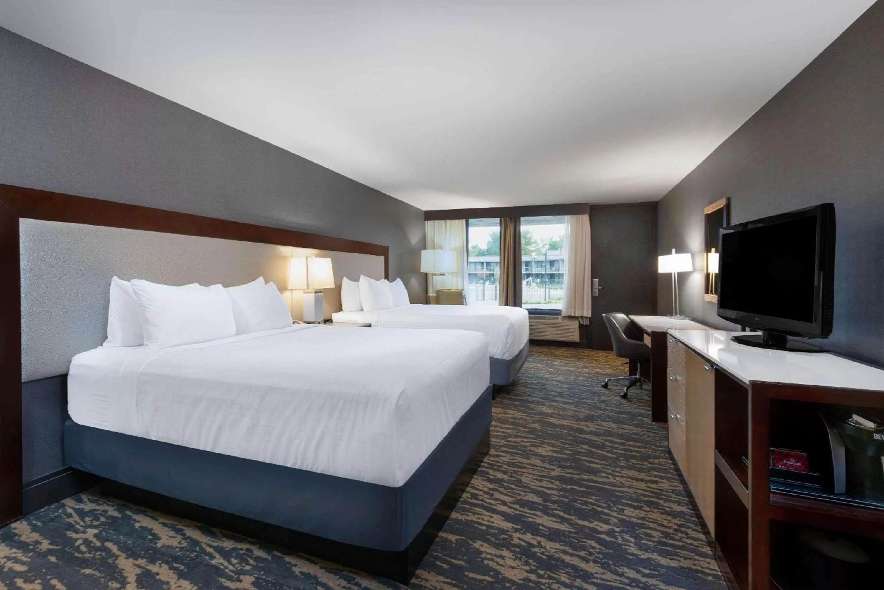 Photo of the whole room, Bed in Wyndham Lancaster Resort and Convention Center