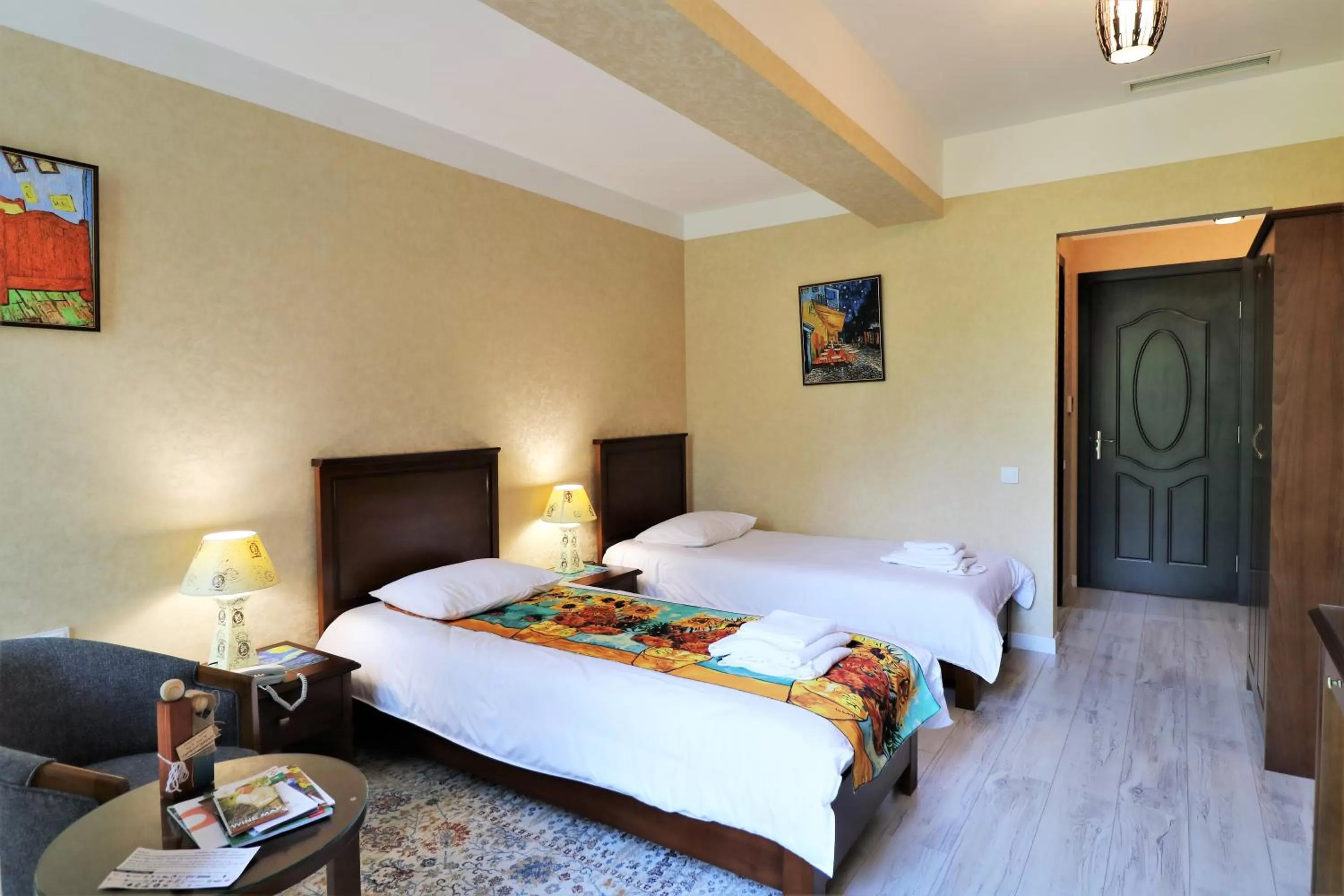 Photo of the whole room, Bed in Hotel Liberty Theatre