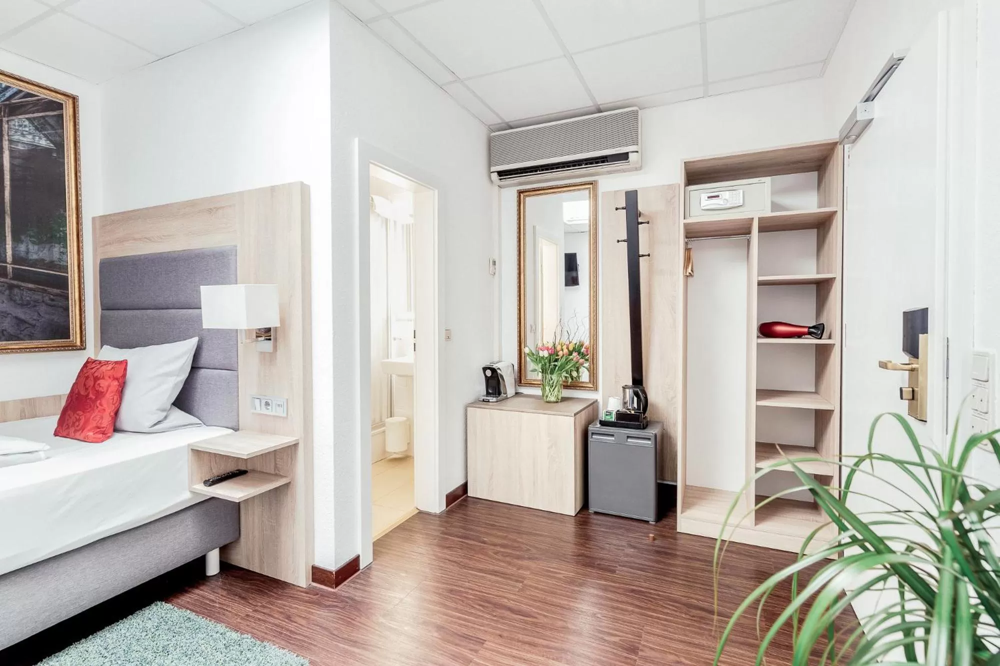 Photo of the whole room in Pallas Hotel