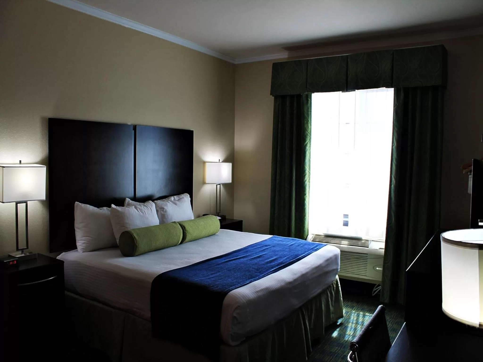 Bed in Cityview Inn & Suites Downtown /RiverCenter Area