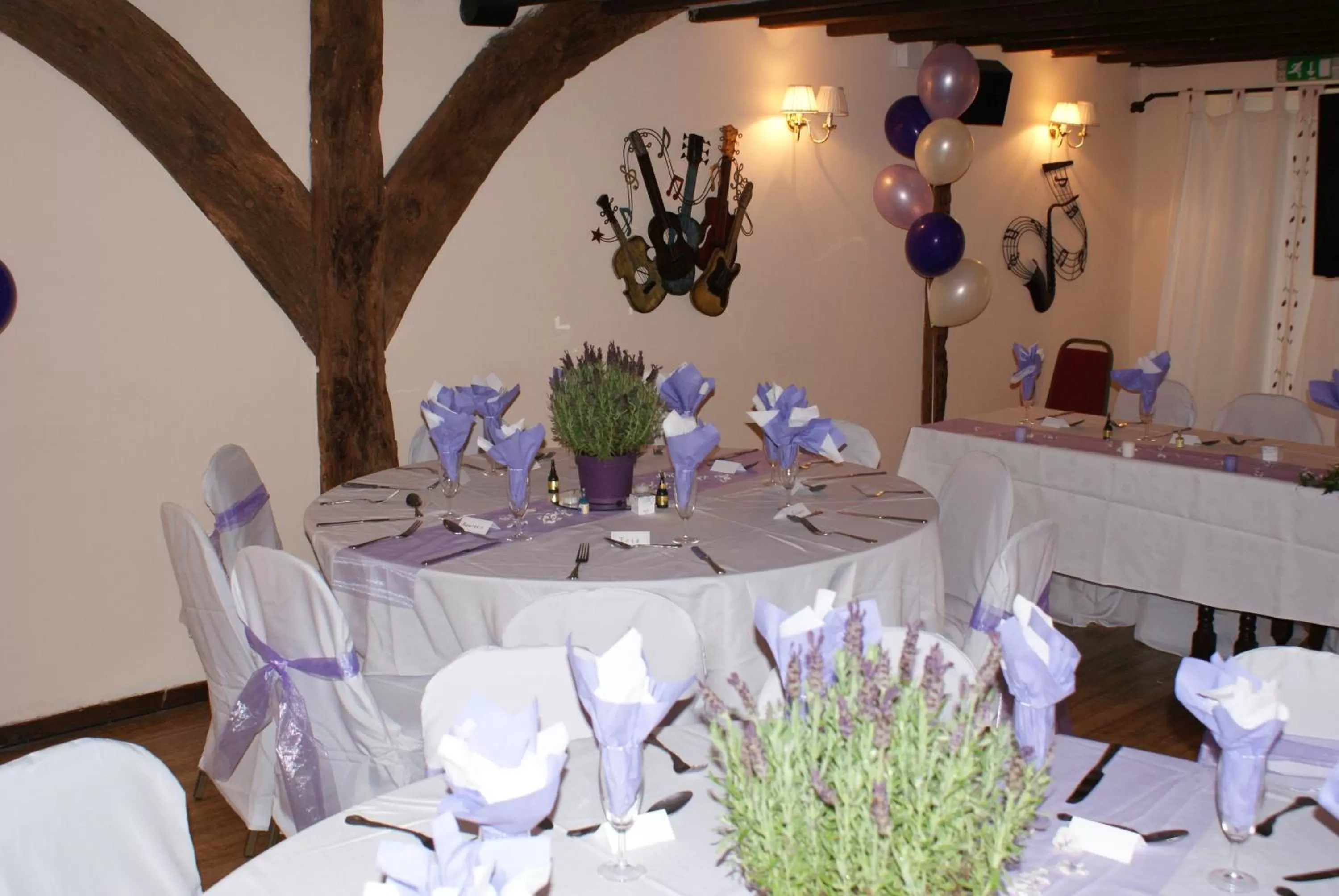 Restaurant/places to eat in The Hawkenbury