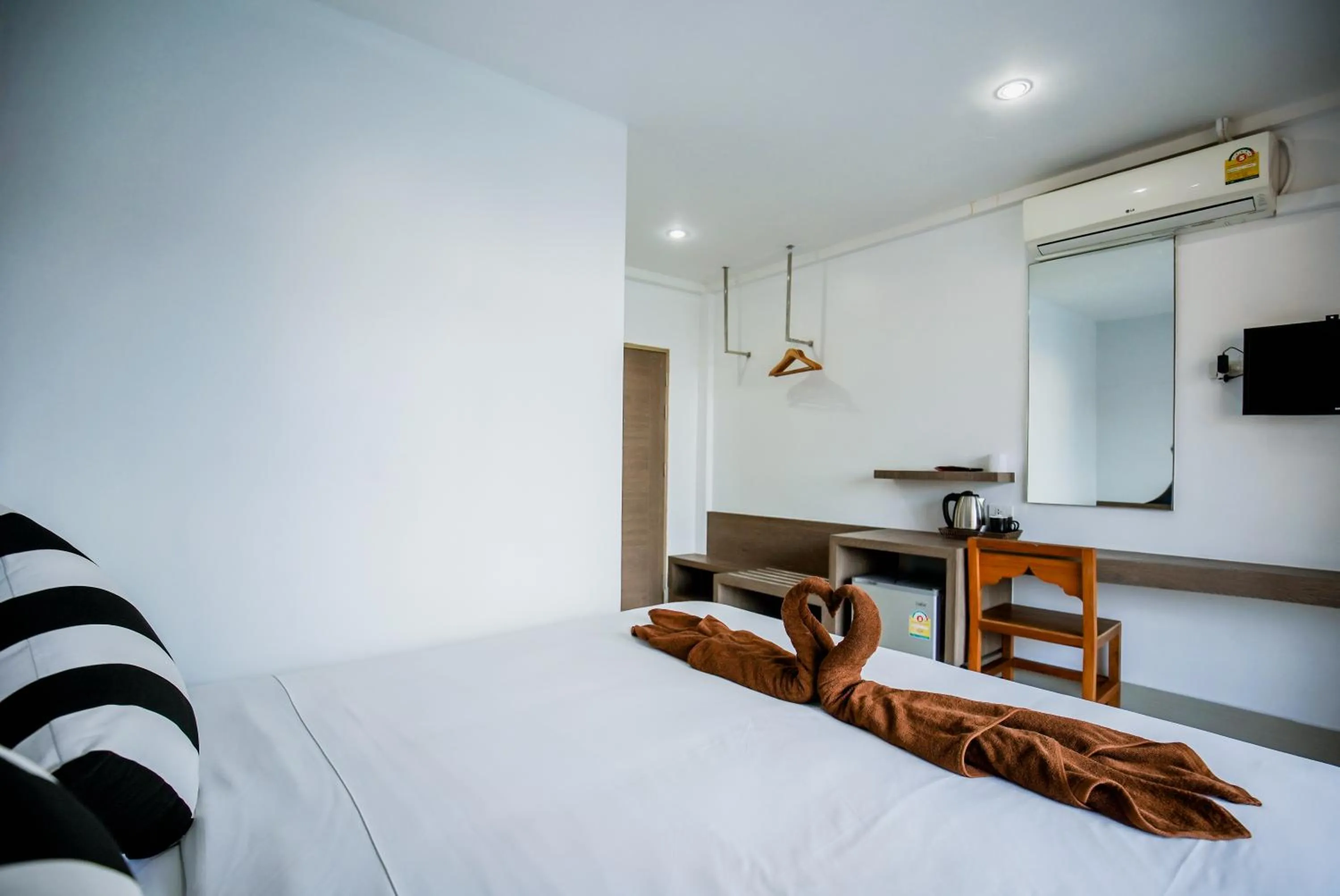 Photo of the whole room, Bed in Khaleej Mass Hotel Patong