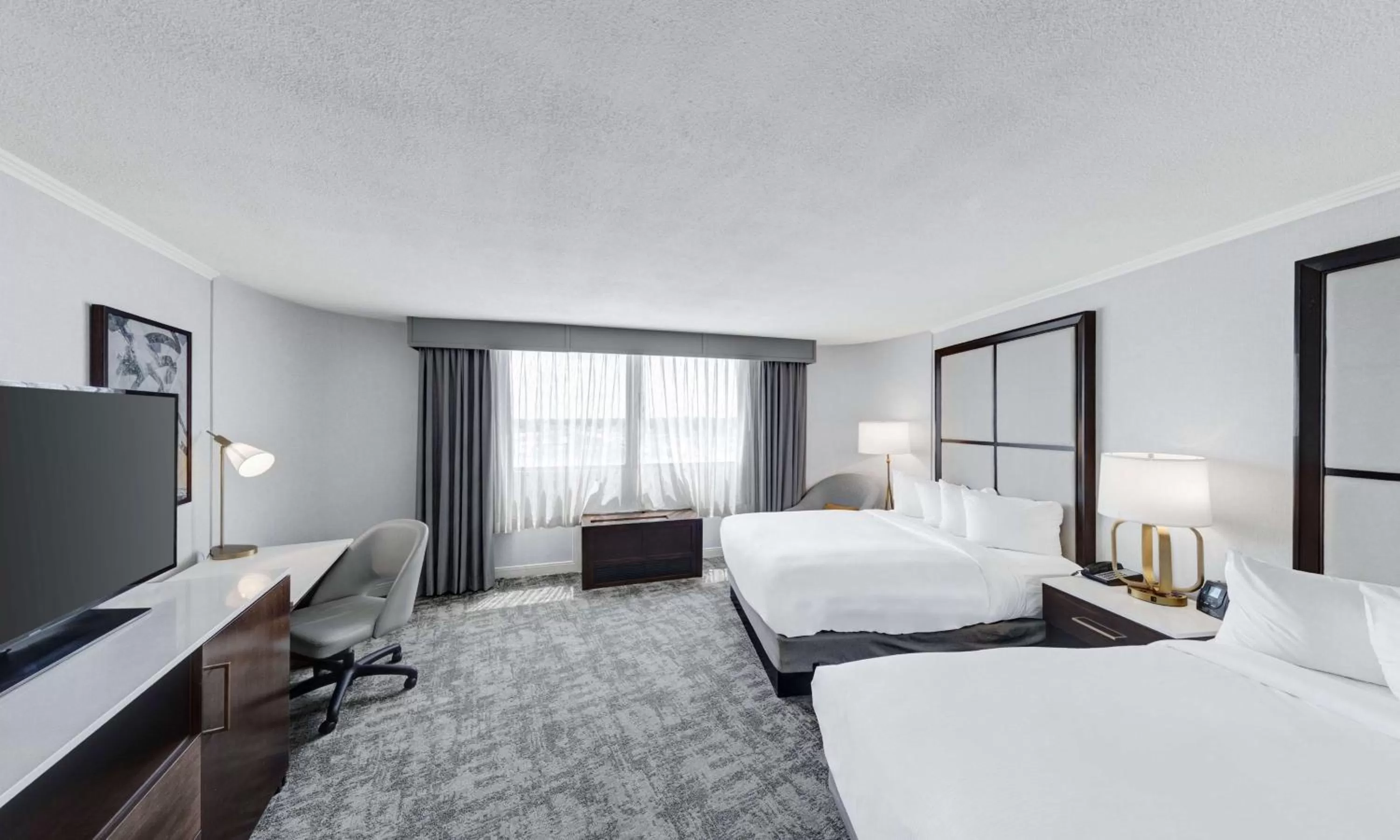 Bedroom, Bed in Hilton Chicago/Oak Lawn