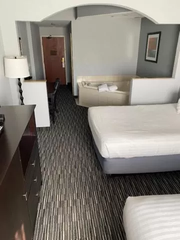 Photo of the whole room, Bed in Lakeside Resort & Conference Center