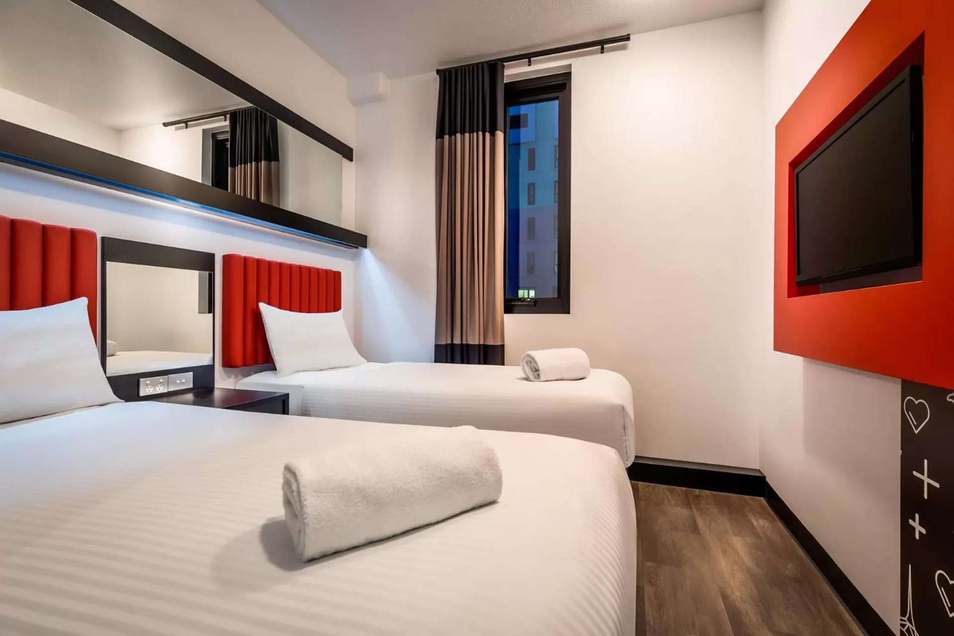 Bed in Essence Hotel Carlton