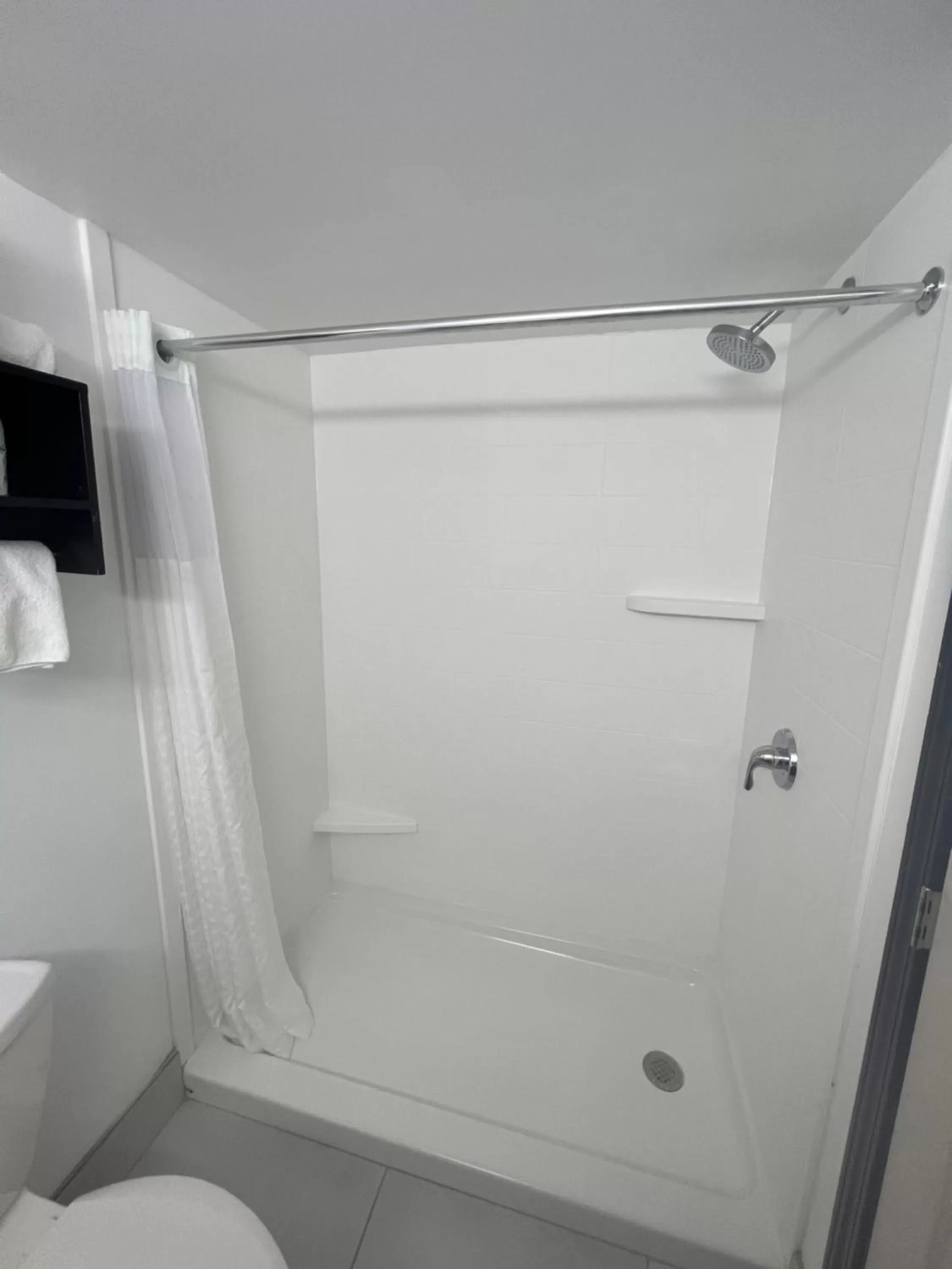 Shower in Garden City Inn