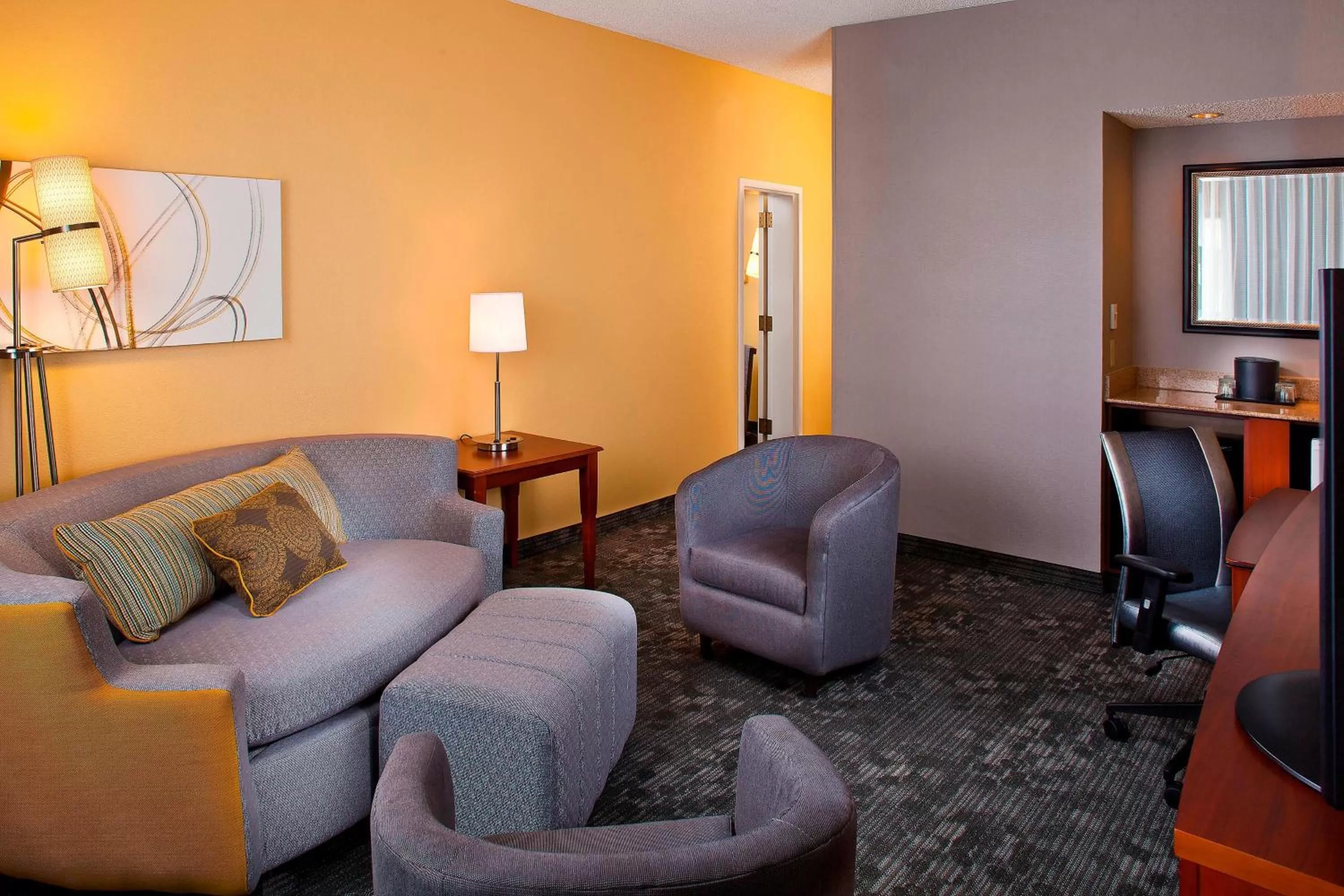 Living room in Courtyard by Marriott Huntsville University Drive