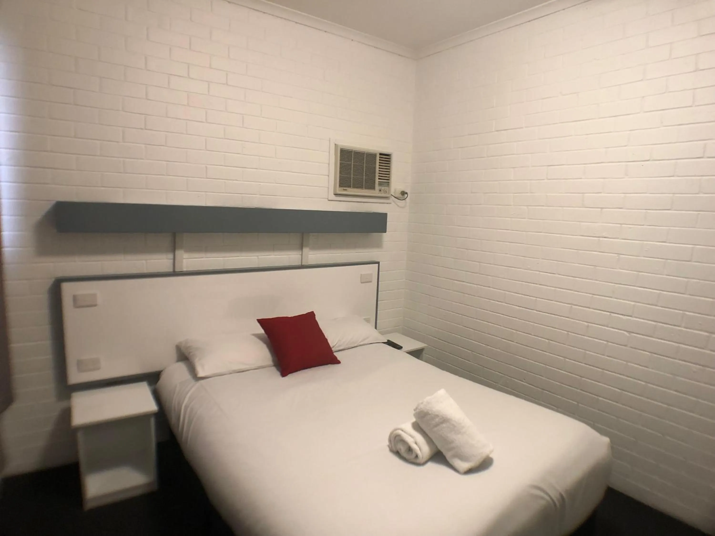 Bed in Allan Cunningham Motel