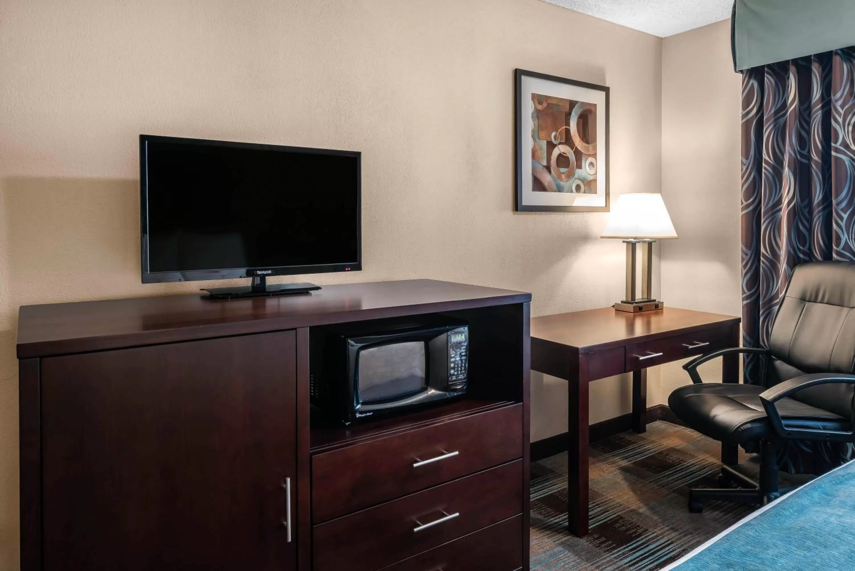 Bedroom, TV/Entertainment Center in Oasis Inn Tacoma