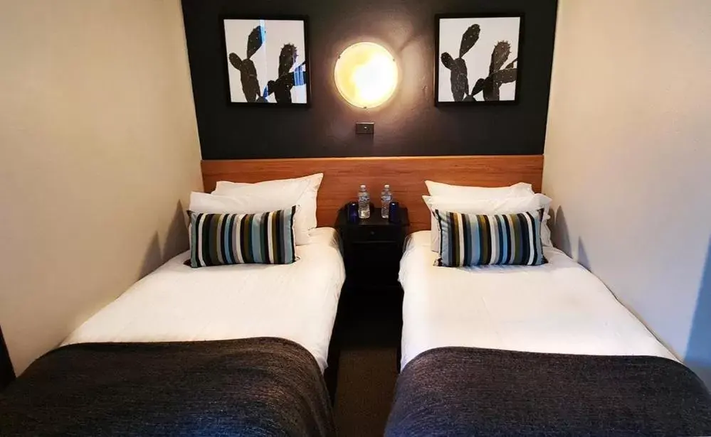 Signature Queen plus Twin Room in The Oriana, Orange Signature Queen plus Twin Room in The Oriana, Orange