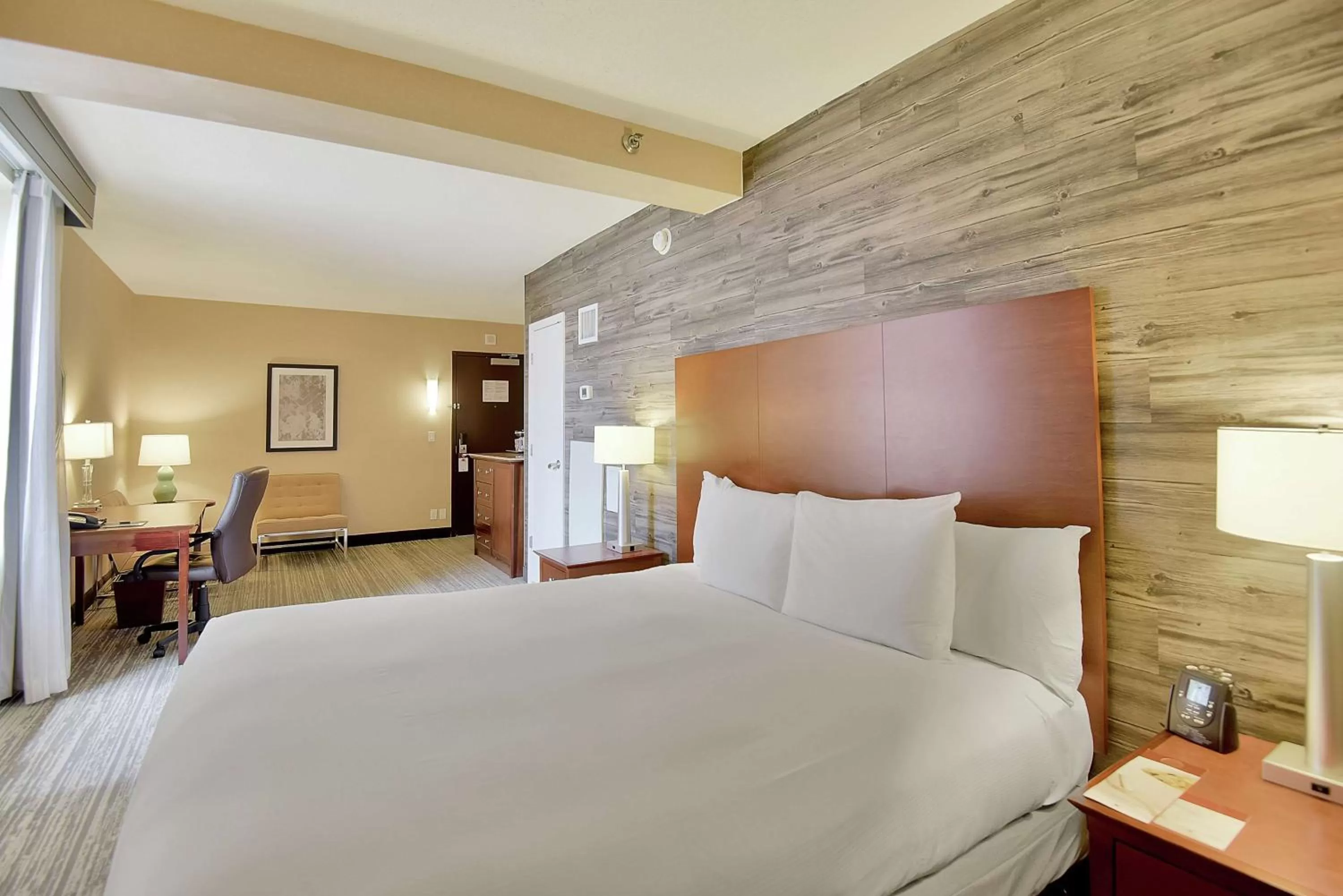 Bedroom, Bed in DoubleTree by Hilton Hotel & Suites Houston by the Galleria
