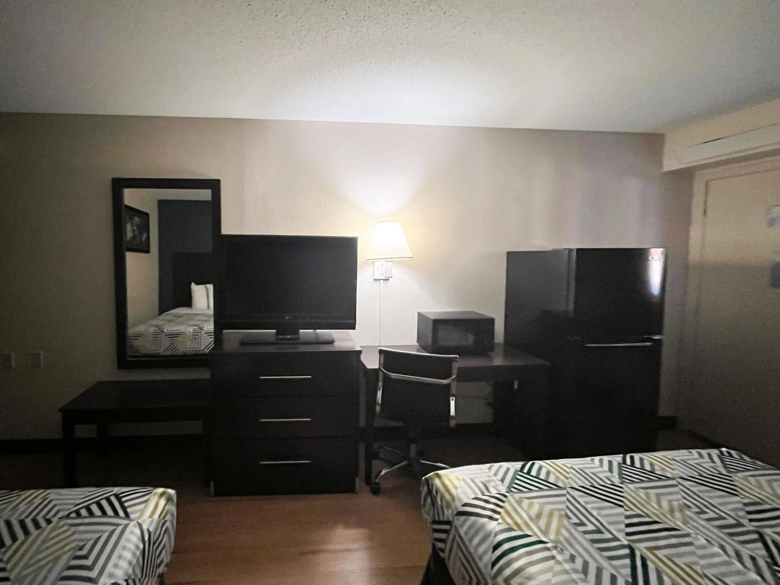 Bedroom, TV/Entertainment Center in Red Roof Inn Shreveport