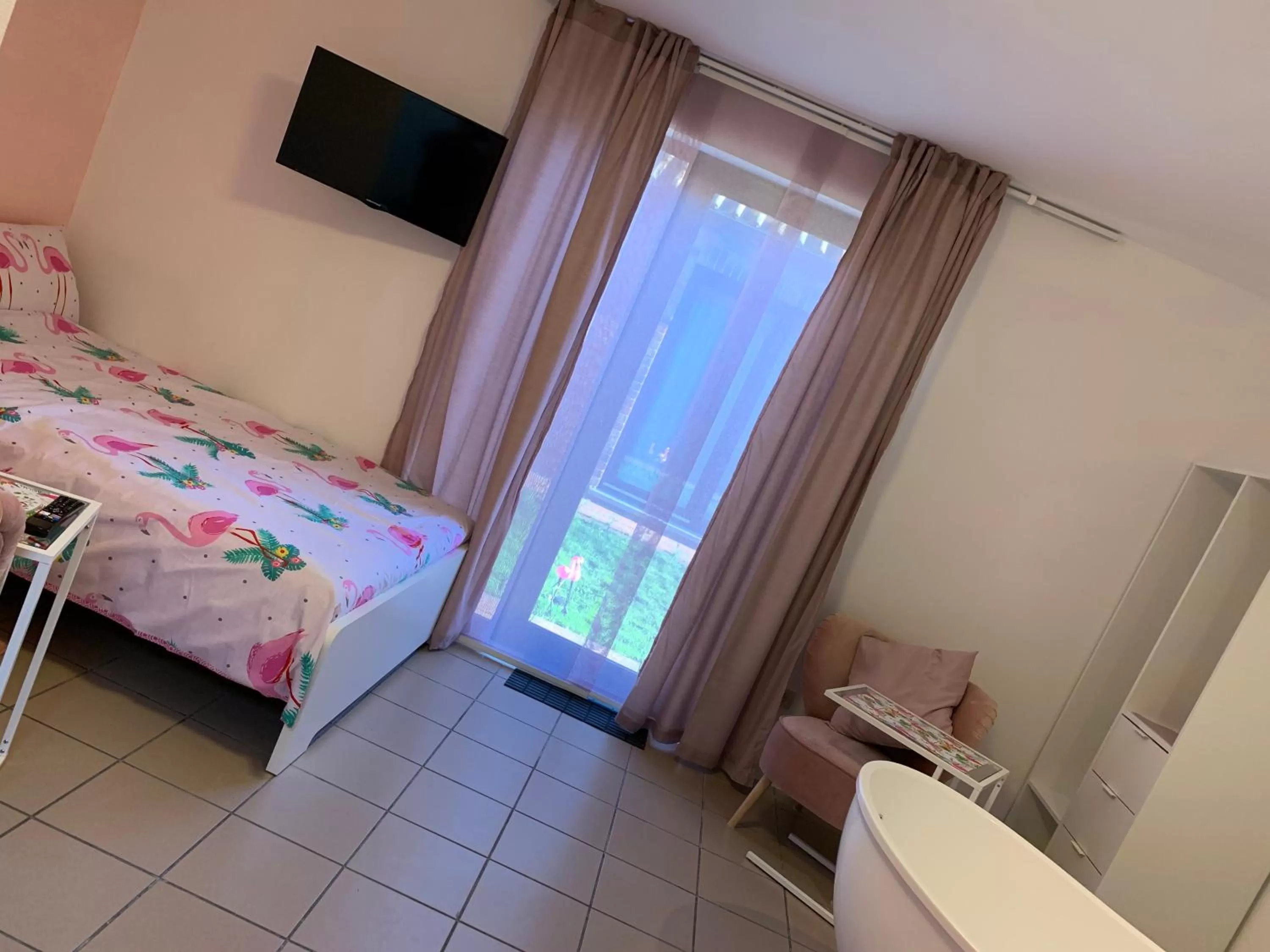 Photo of the whole room, Bed in Carpe Diem