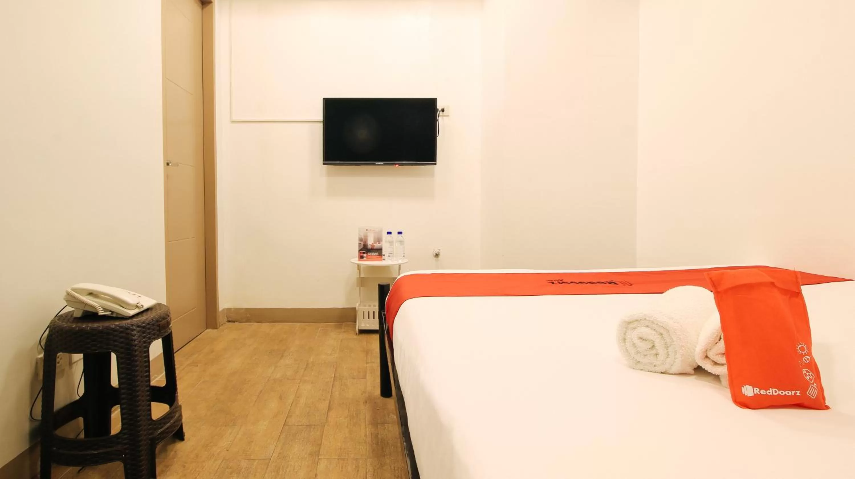 Communal lounge/ TV room, Bed in RedDoorz Plus @ San Marcelino Malate