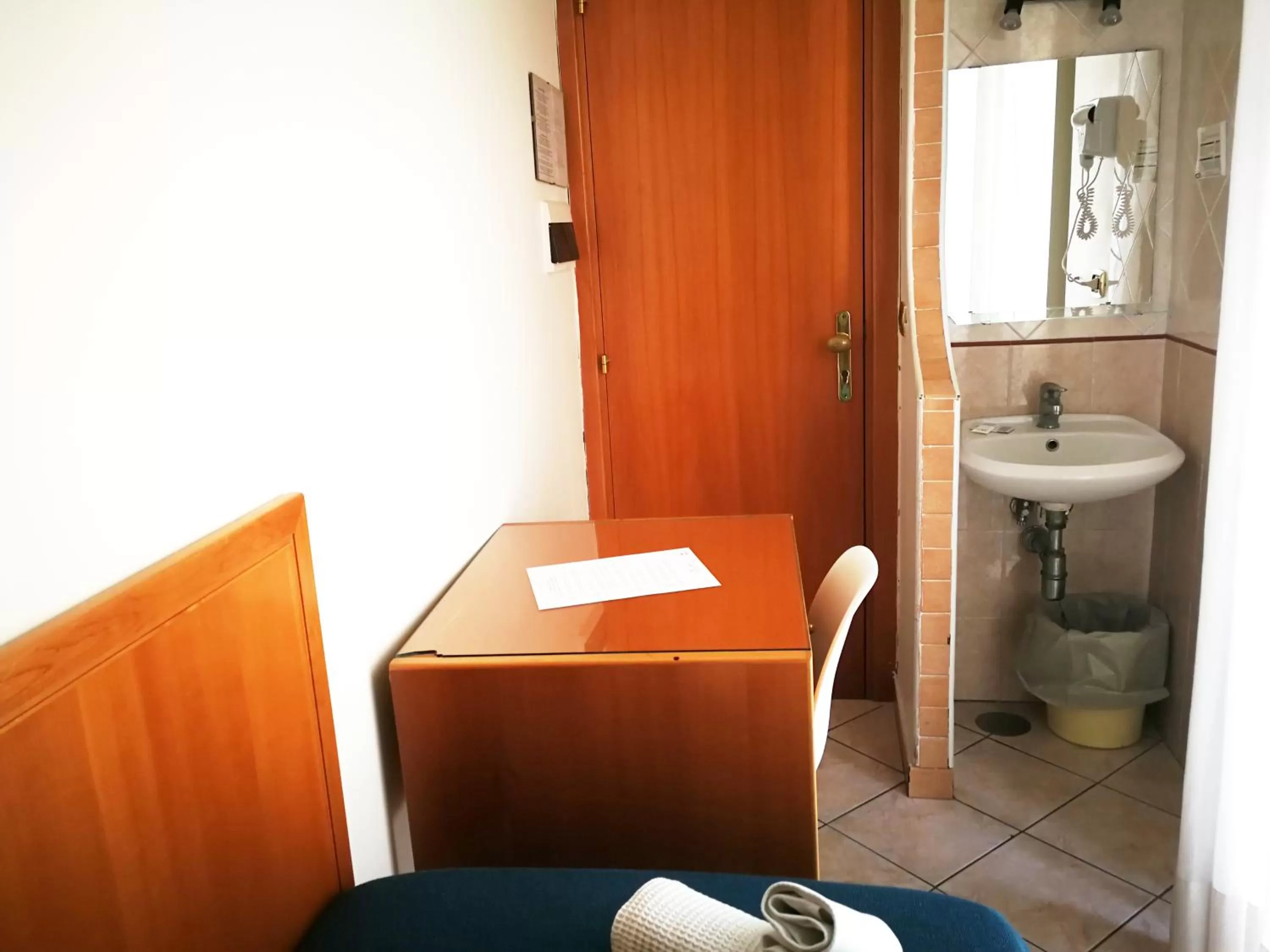 Single Room with Shared Bathroom in Hotel Zara Napoli