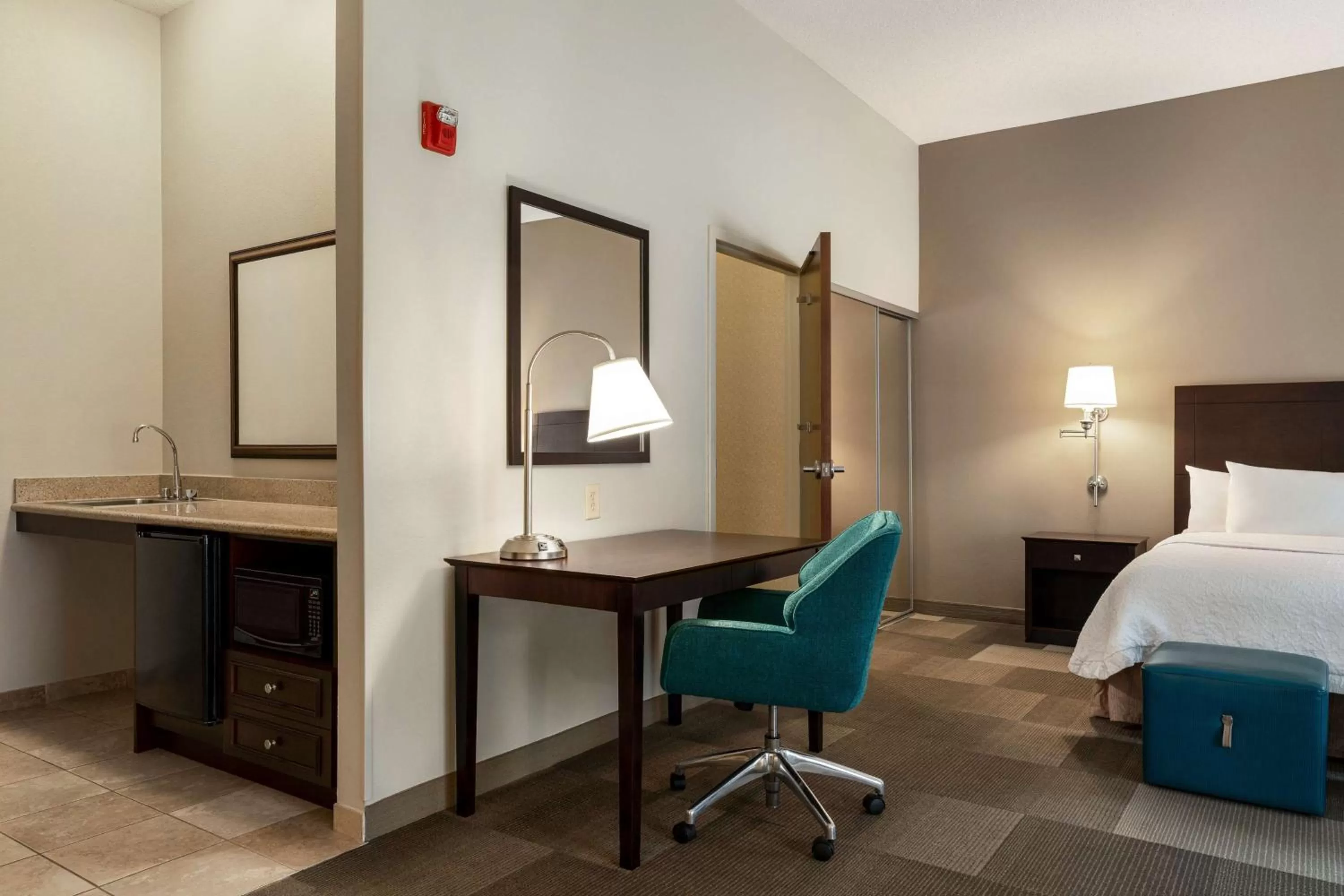 Bedroom, Bed in Hampton Inn & Suites Atlanta Airport West Camp Creek Pkwy