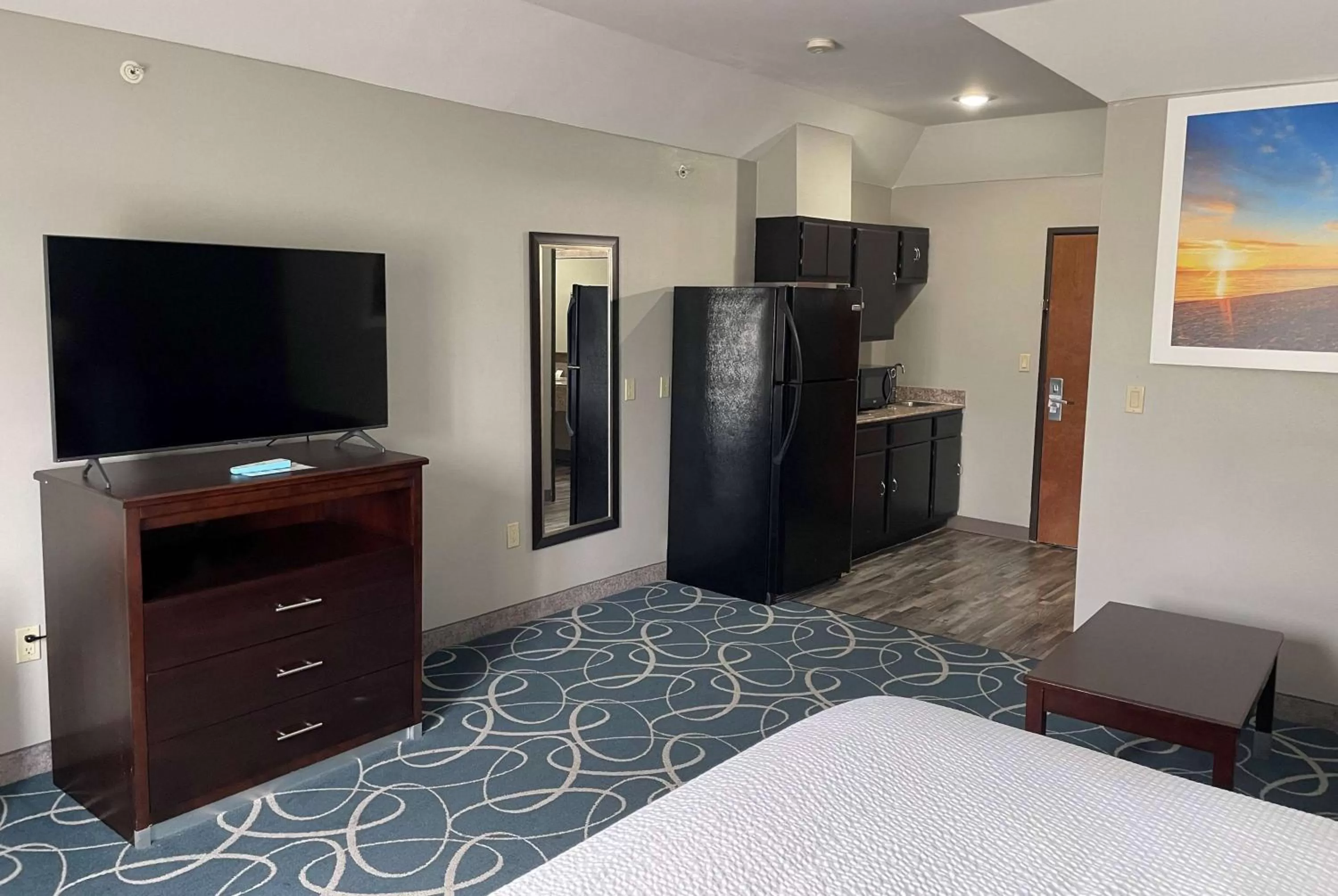 Photo of the whole room, Bed in Days Inn & Suites by Wyndham Cleburne TX