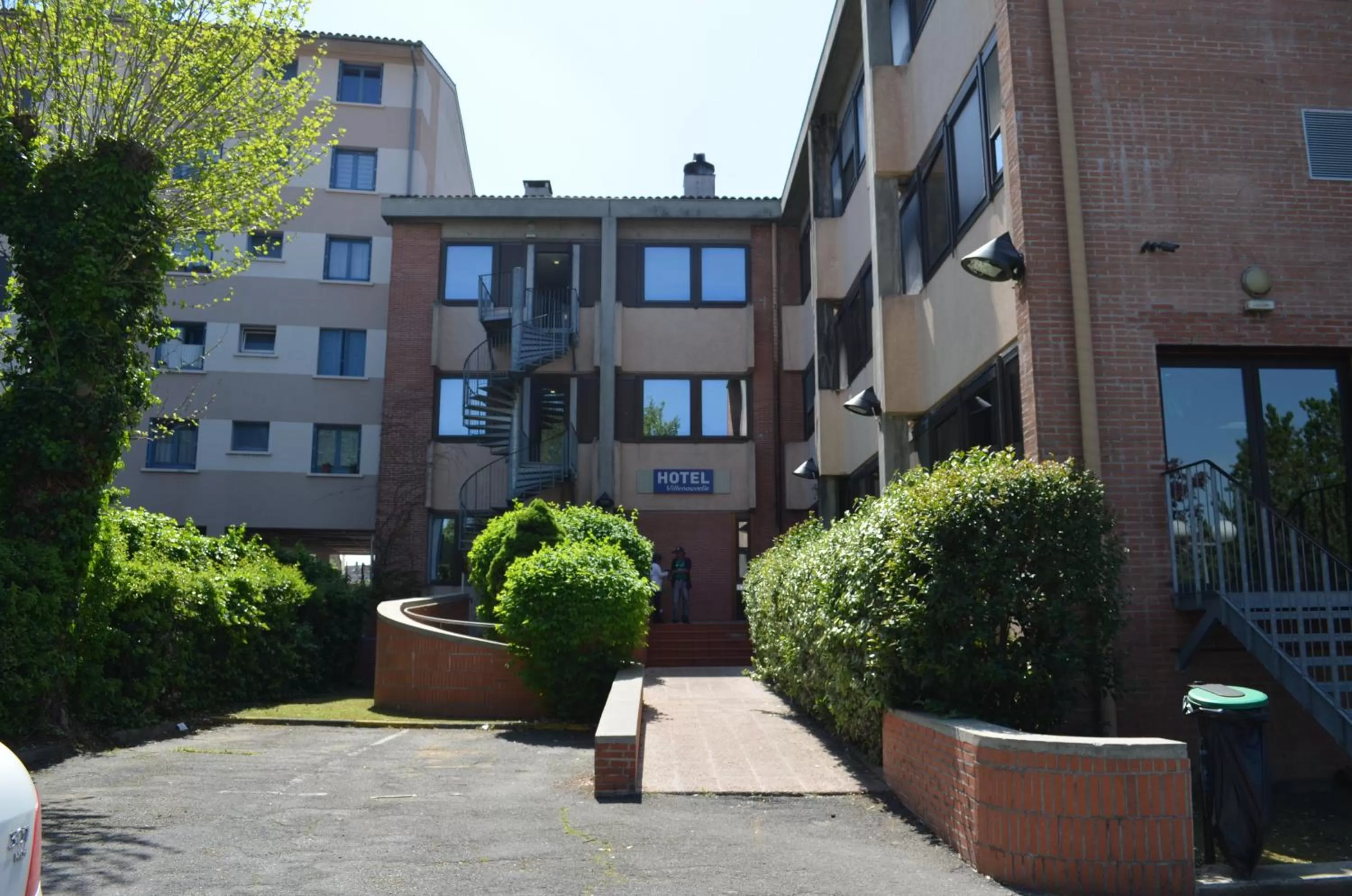 Property building in Kyriad Direct Montauban Centre