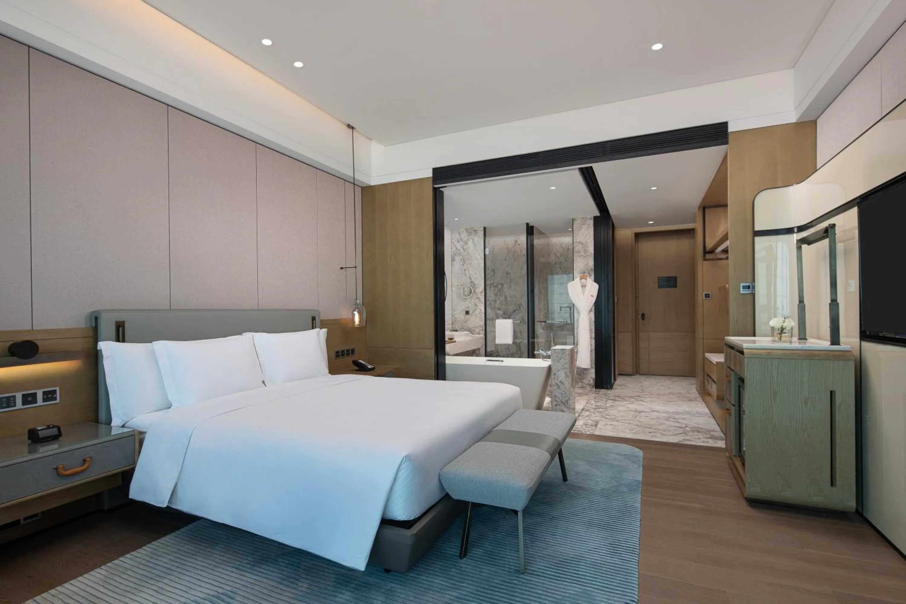 Photo of the whole room, Bed in Crowne Plaza Chaozhou Riverside by IHG