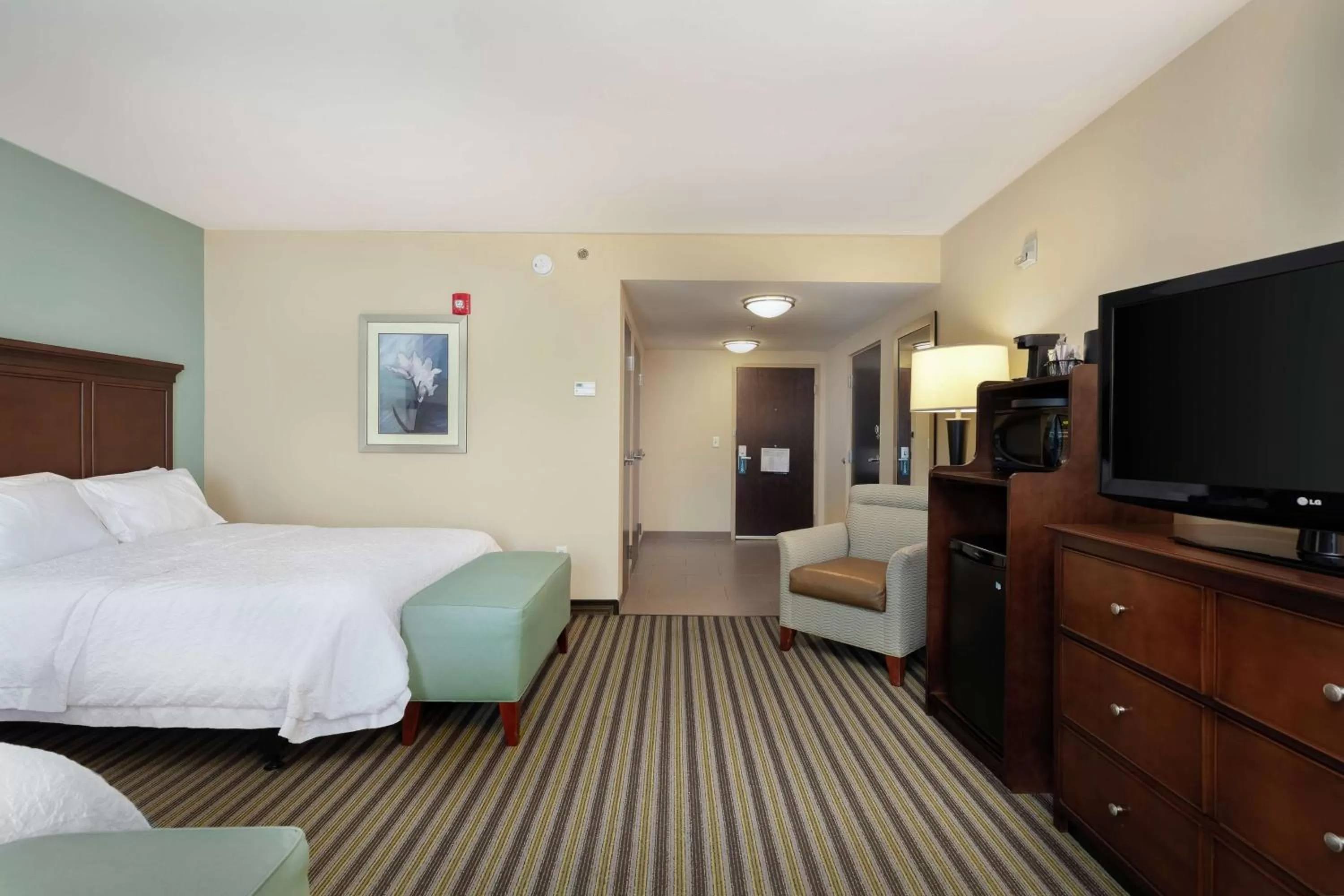 Bed in Hampton Inn and Suites Adairsville/Calhoun Area