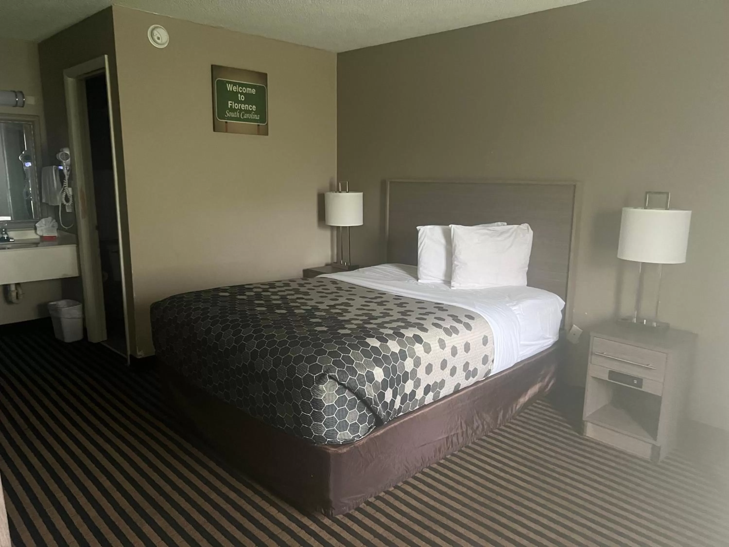 Bed in Econo Lodge Florence - Darlington