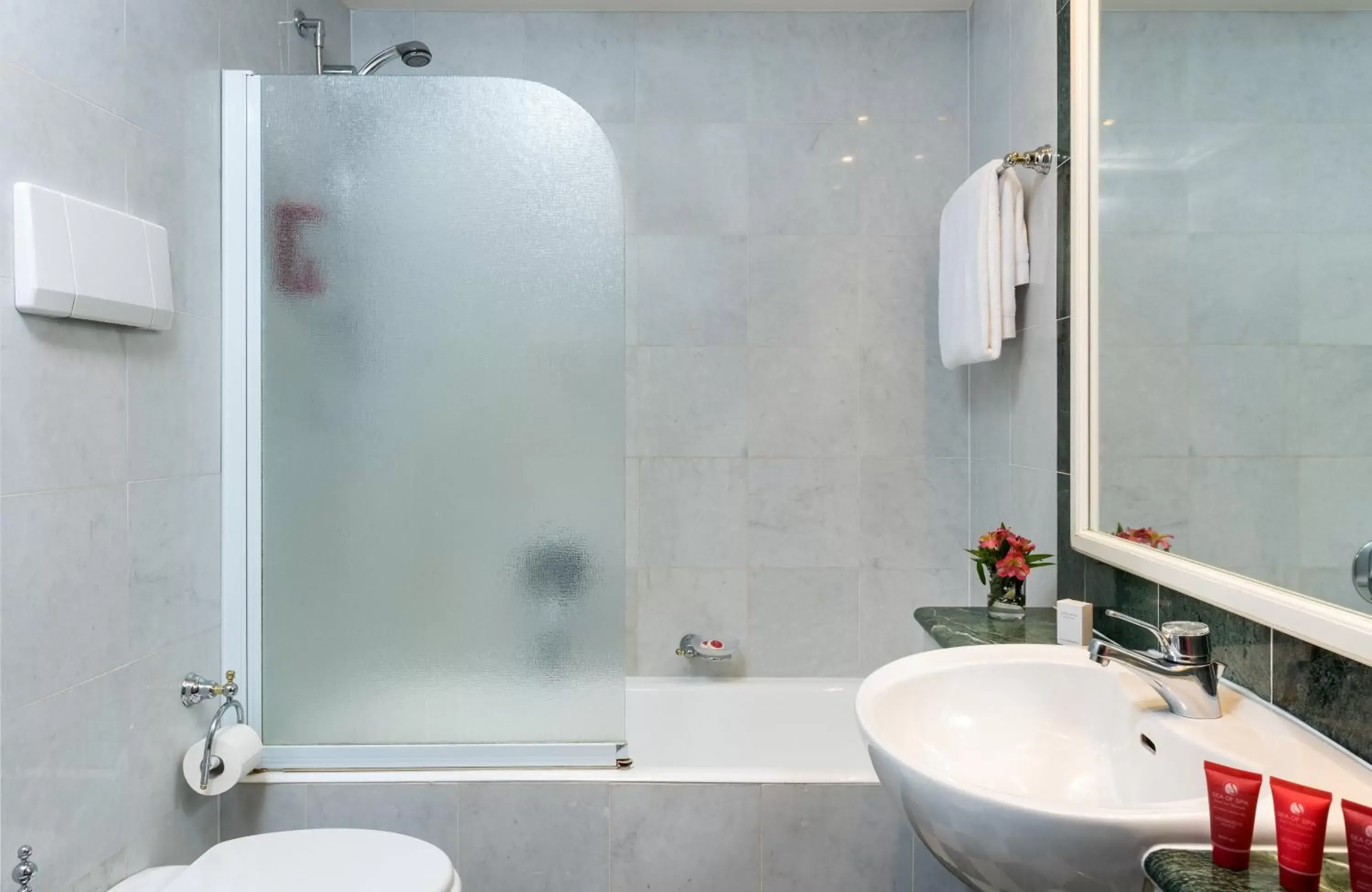 Comfort Double Room in Leonardo Hotel Milan City Center Comfort Double Room in Leonardo Hotel Milan City Center