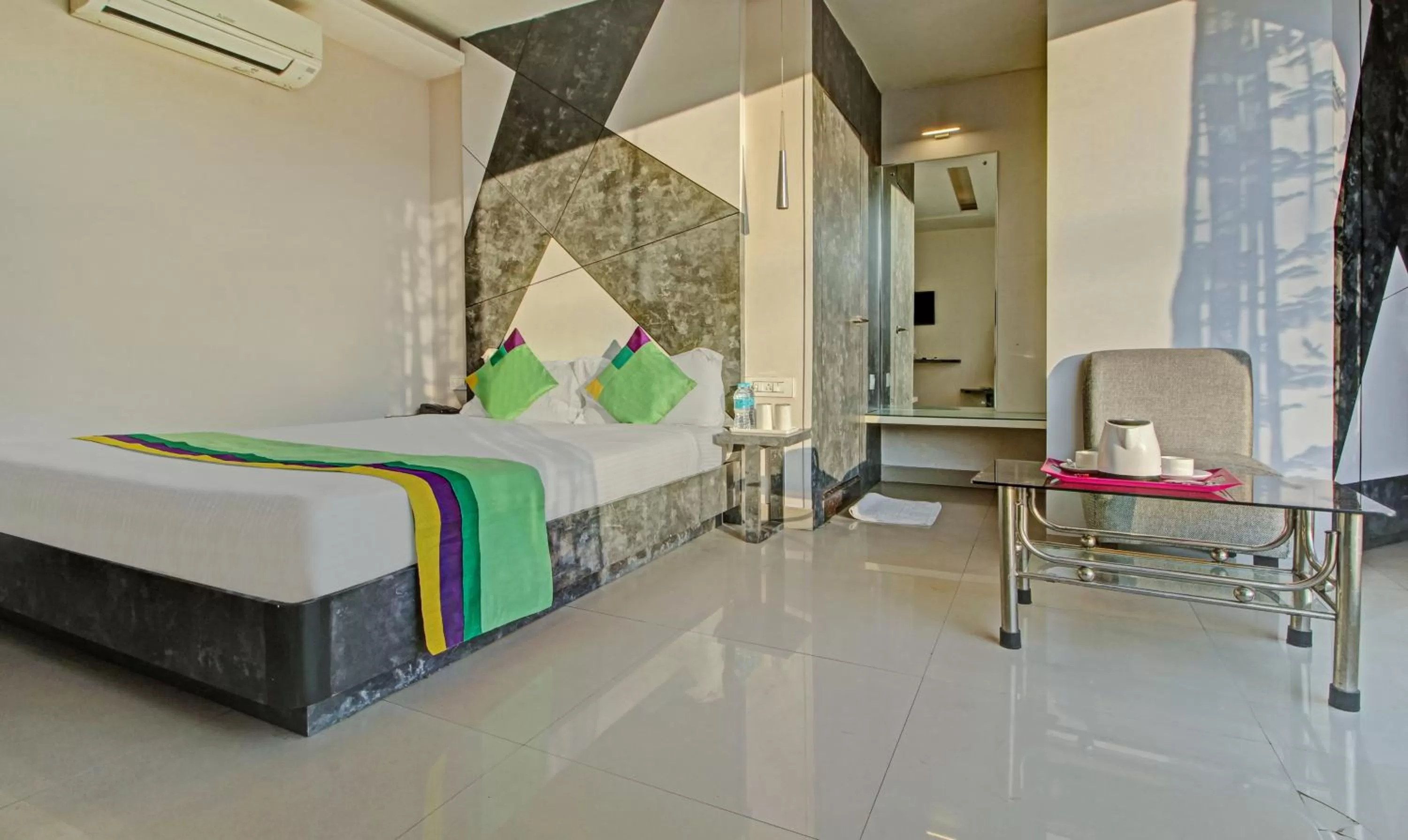 Bed in Treebo Trend Glassotel Ruby