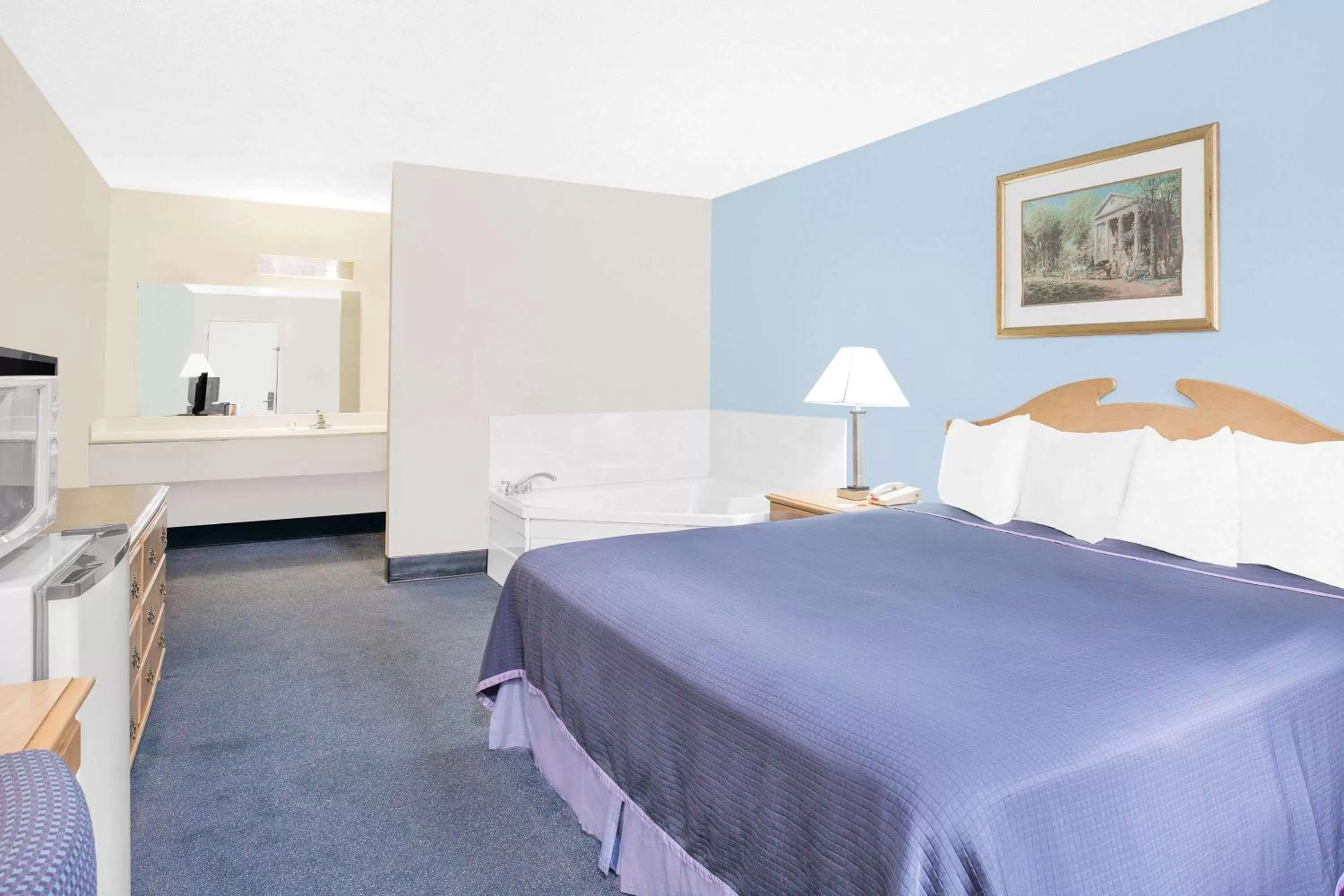 Photo of the whole room, Bed in Howard Johnson by Wyndham Staunton