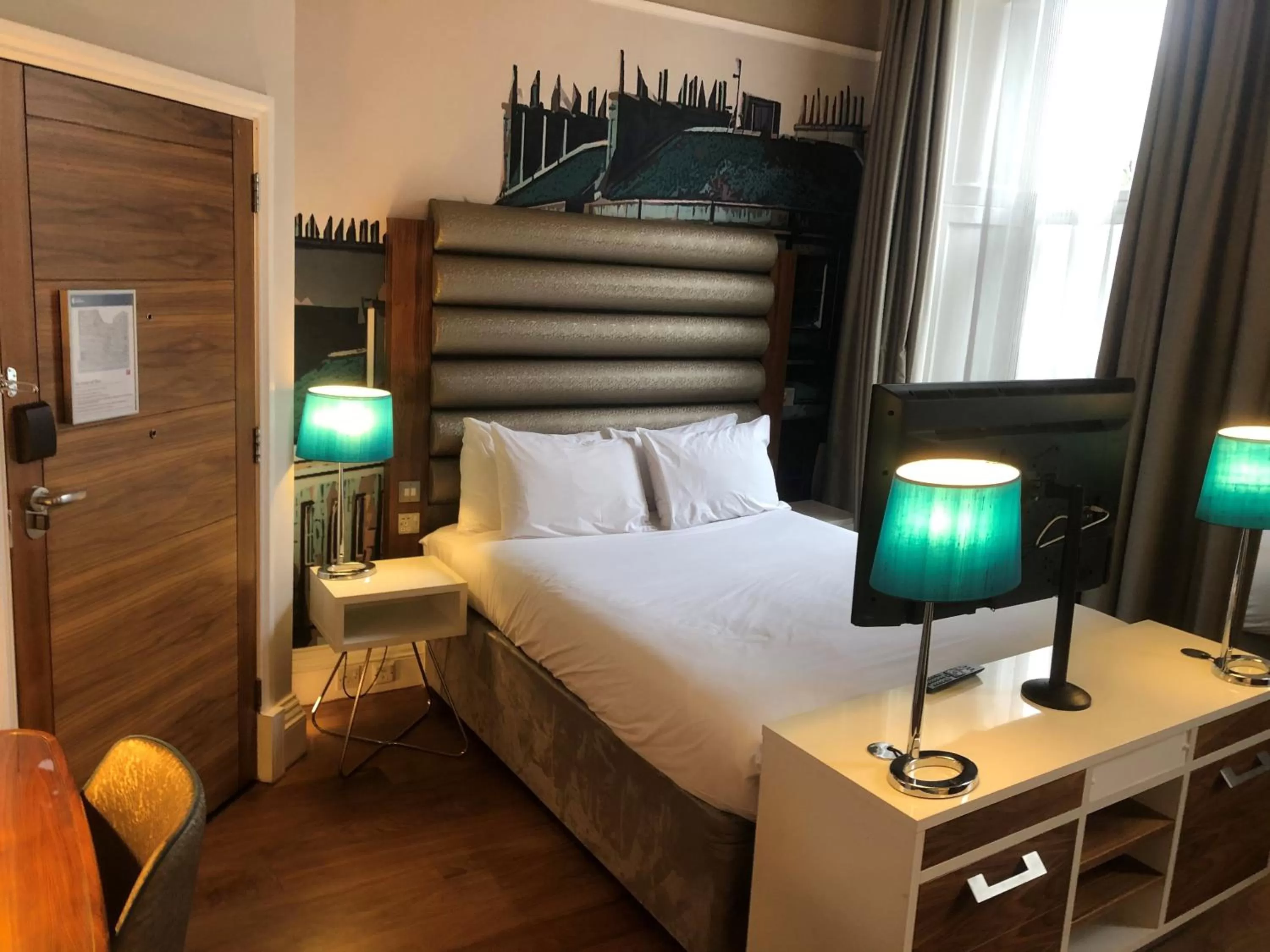 Photo of the whole room, Bed in Hotel Indigo Edinburgh by IHG