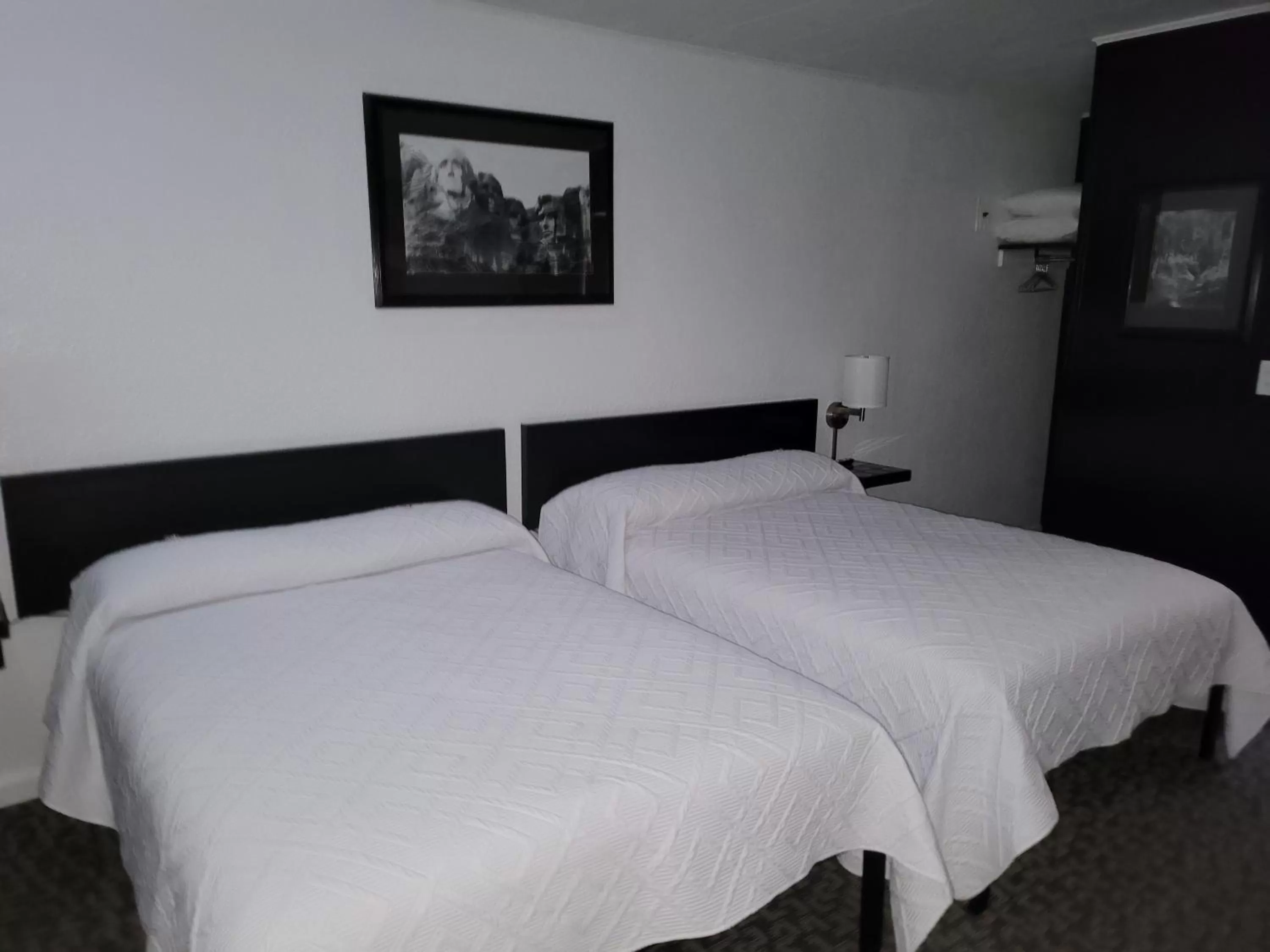 Photo of the whole room, Bed in Rocket Motel