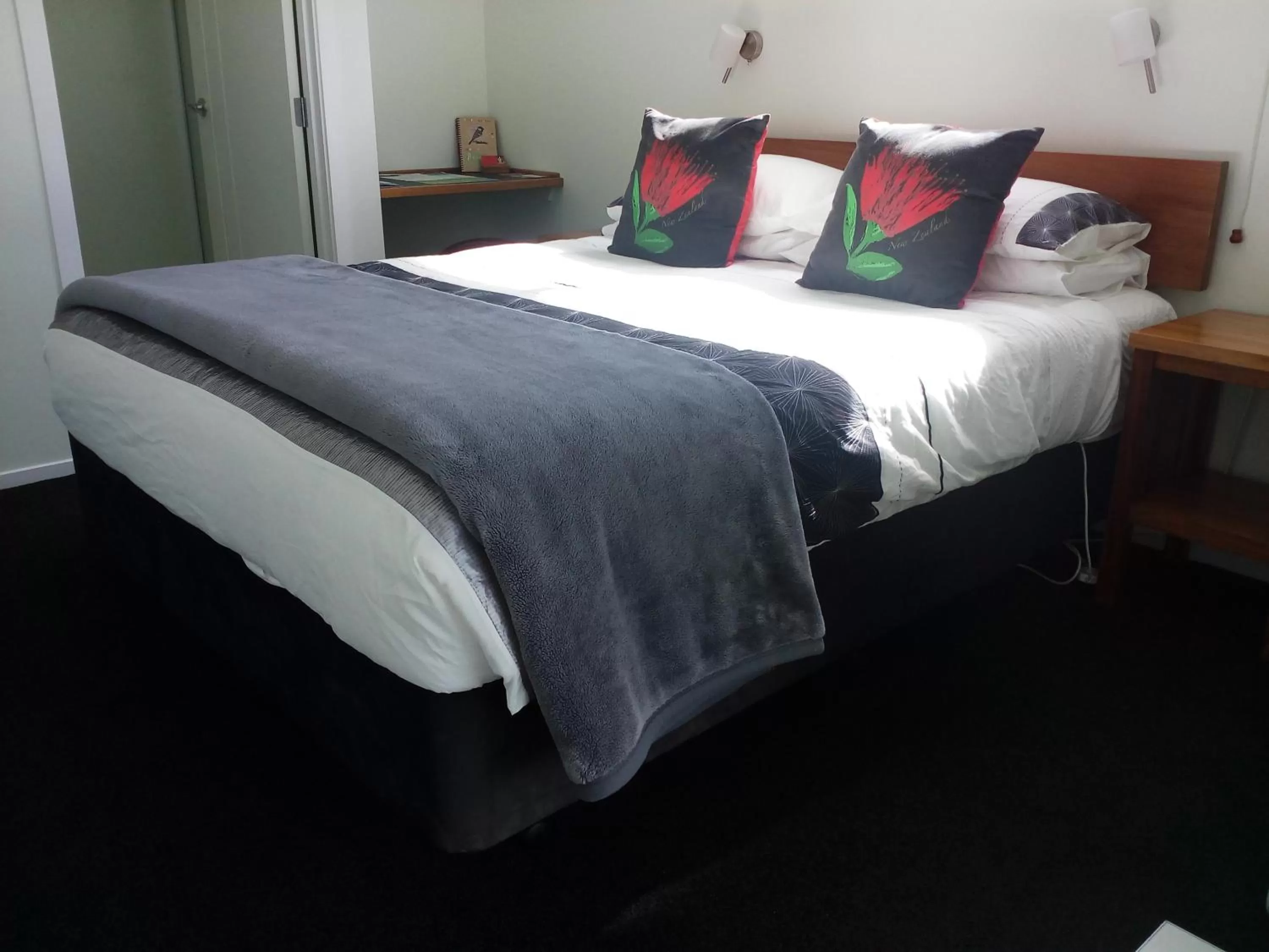 Bed in Mahinapua Retreat B&B