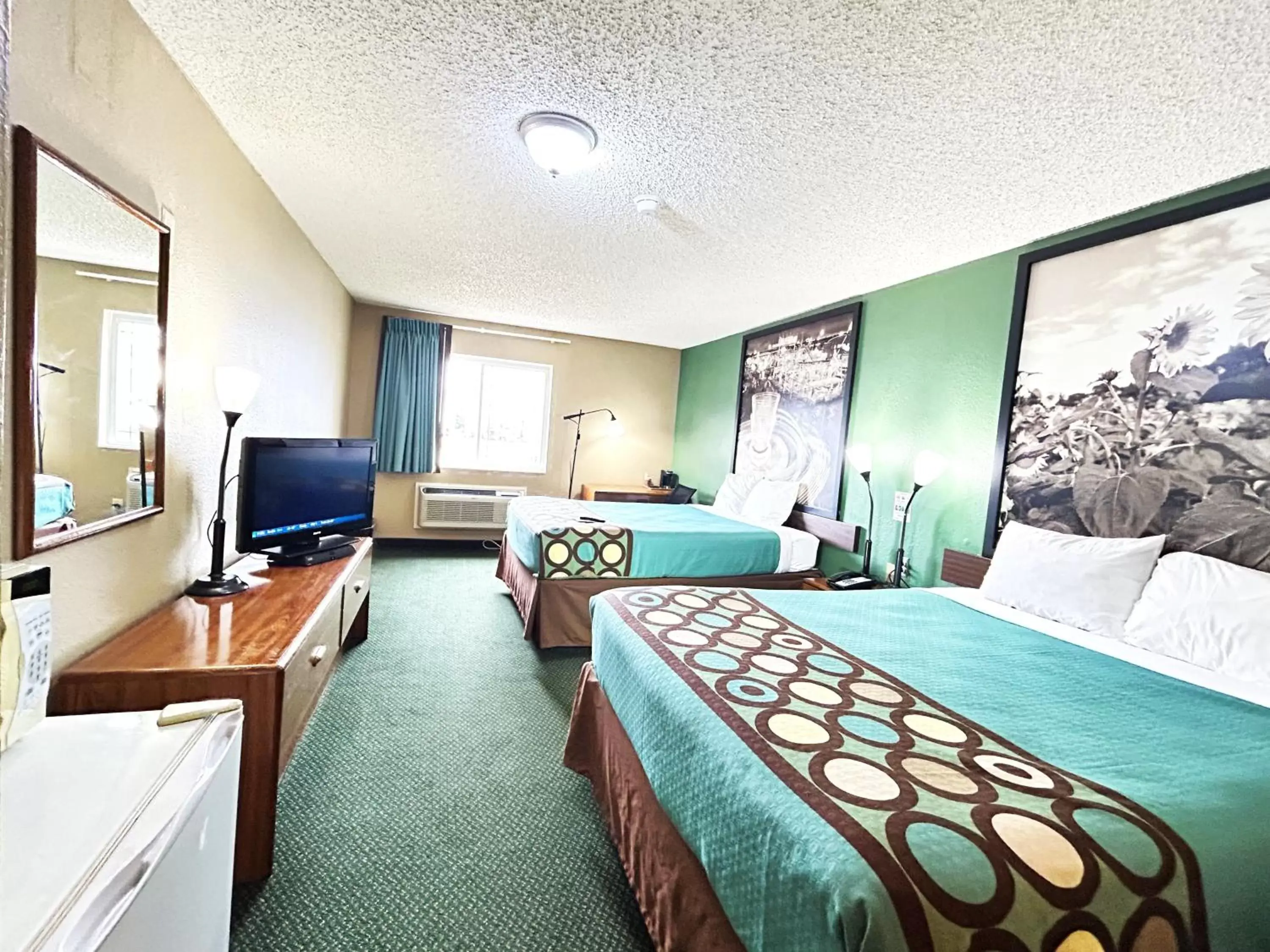 Standard Queen Room in Express Inn Parsons Standard Queen Room in Express Inn Parsons