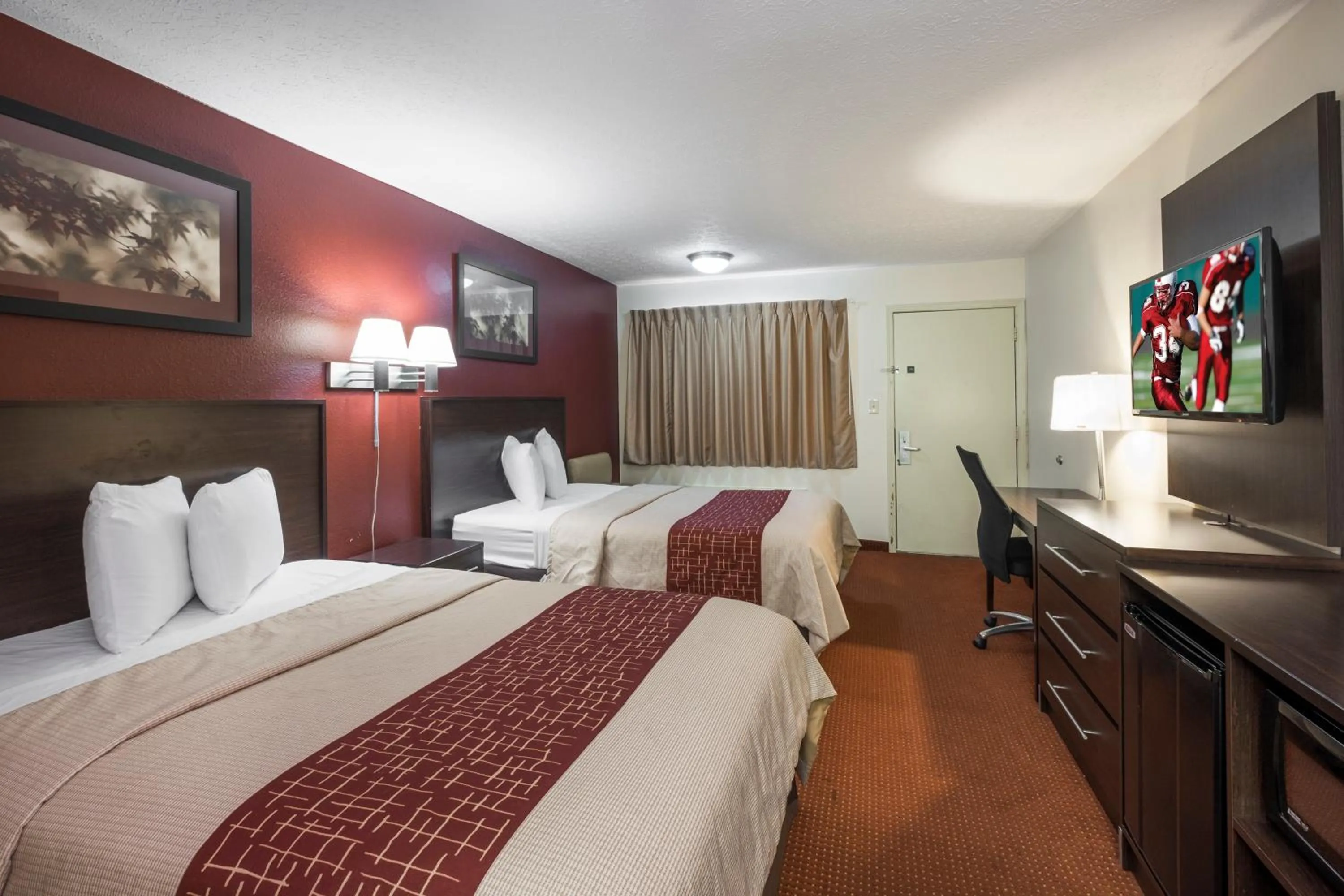 Photo of the whole room, Bed in Red Roof Inn Columbus Northeast Westerville