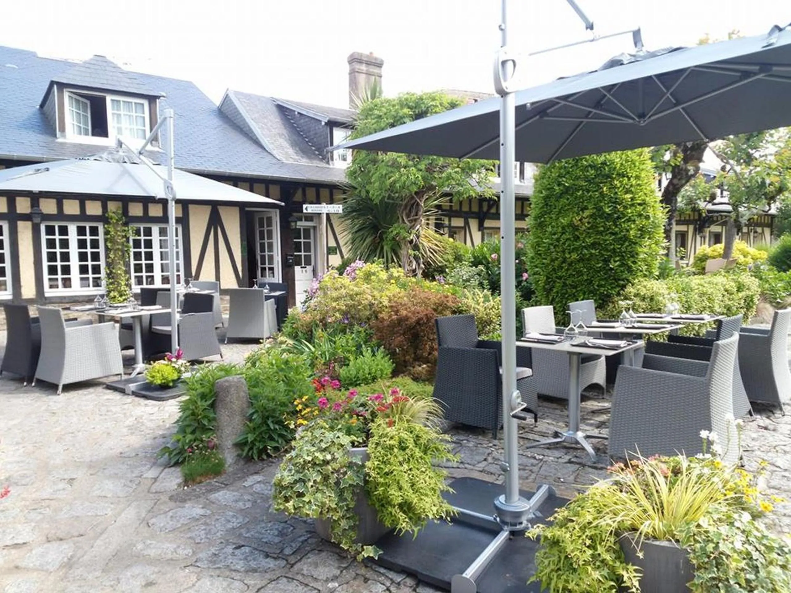 Patio in Hôtel de La Croix d'Or