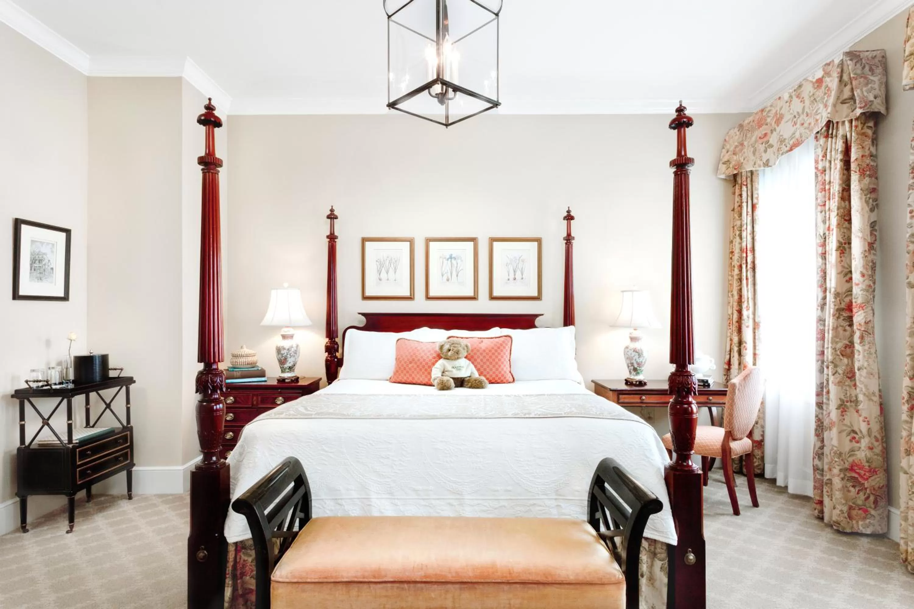 Bed in Planters Inn - Charleston