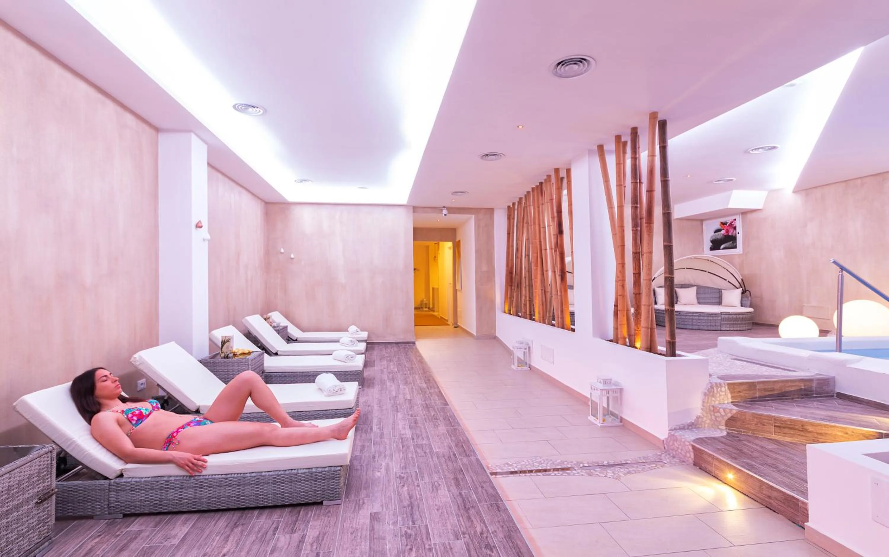 Swimming pool in Royal Sunset Hotel