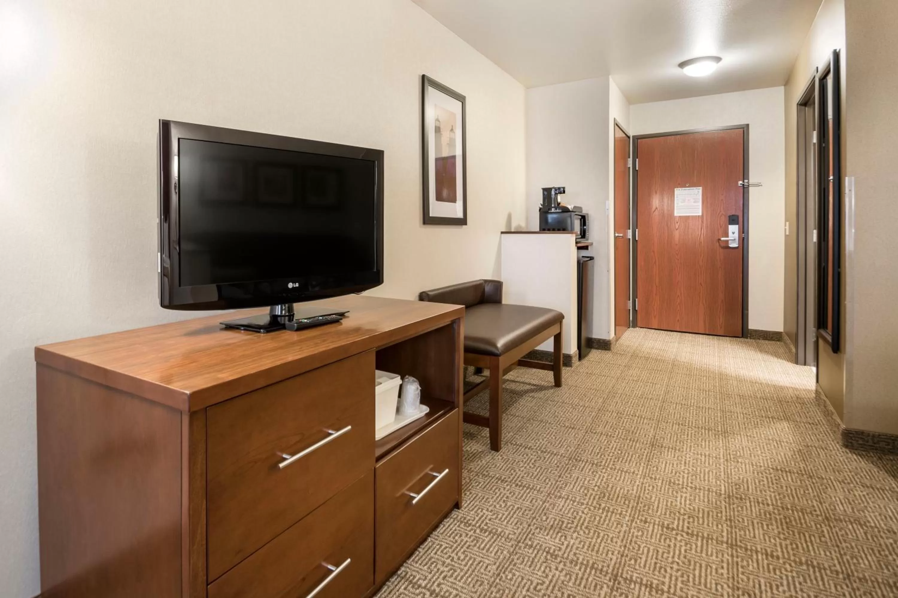 TV and multimedia in Comfort Suites at Par 4 Resort