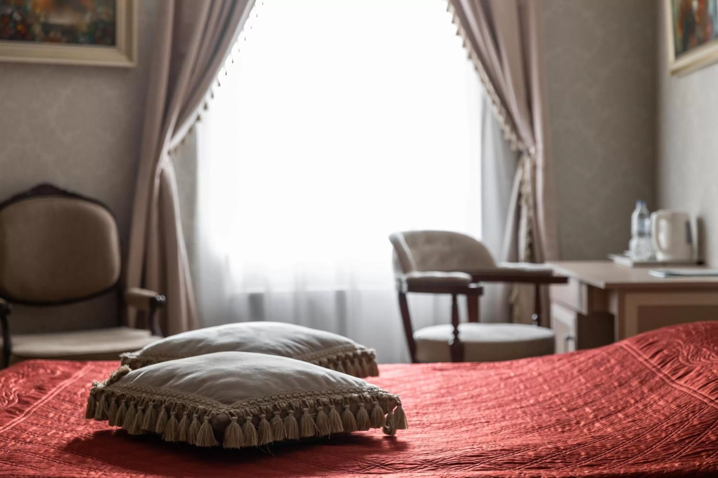 Bed, Seating Area in Hotel "Mandarin Clubhouse"