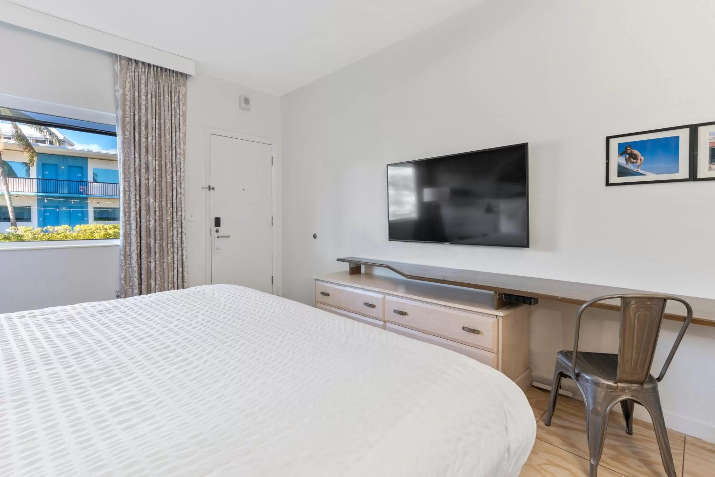 TV and multimedia in Postcard Inn On The Beach